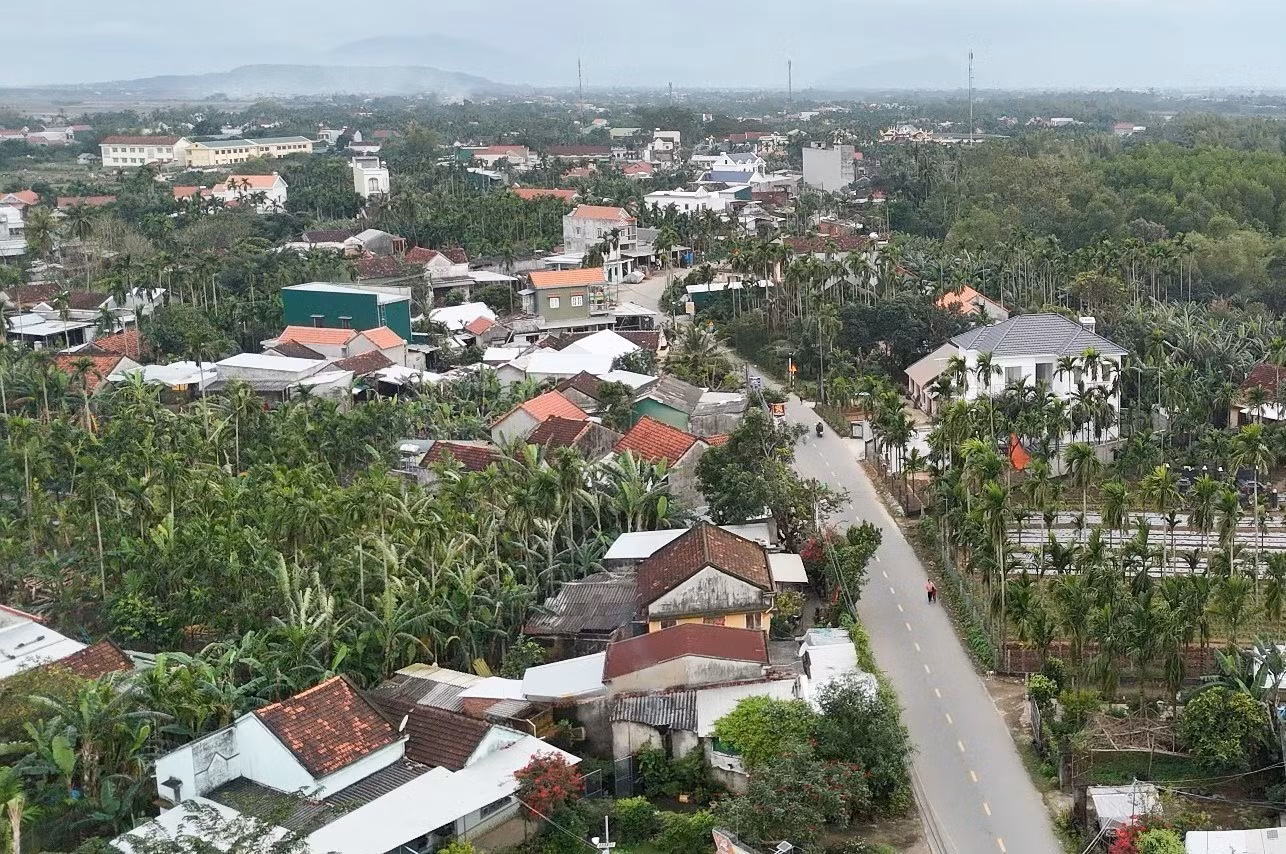 Nhiều tuyến đường liên thôn ở xã Long Phụng đã được gia cố, đảm bảo đi lại cho người dân.