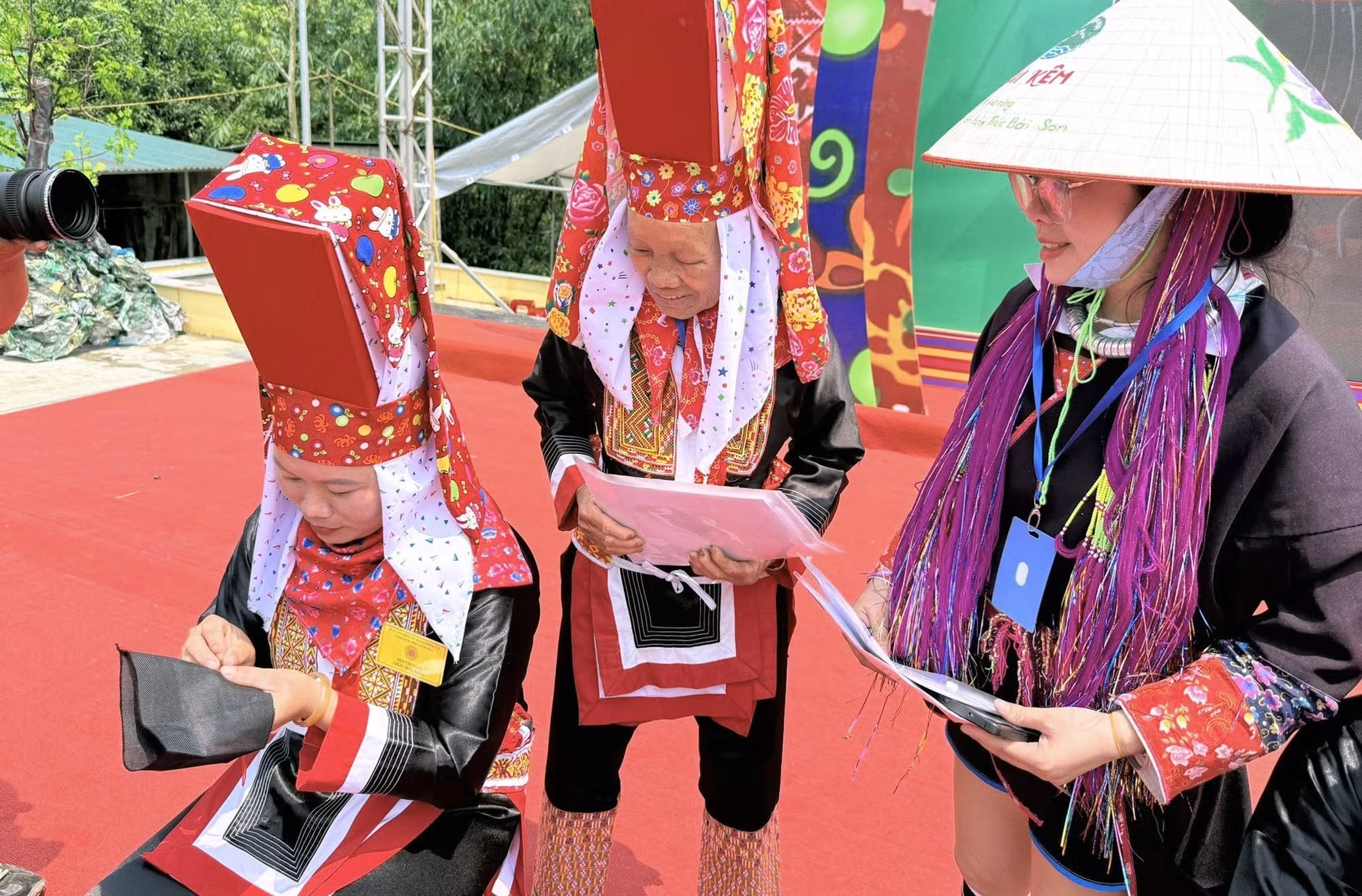 Thi thêu thổ cẩm của người Dao Thanh Y. Ảnh: TTXVN phát