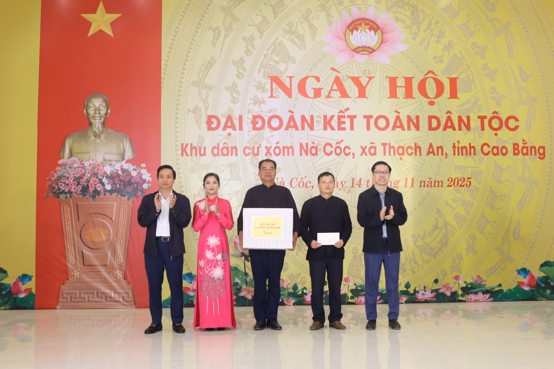 Lãnh đạo tỉnh Cao Bằng tặng quà khu dân cư xóm Nà Cốc.