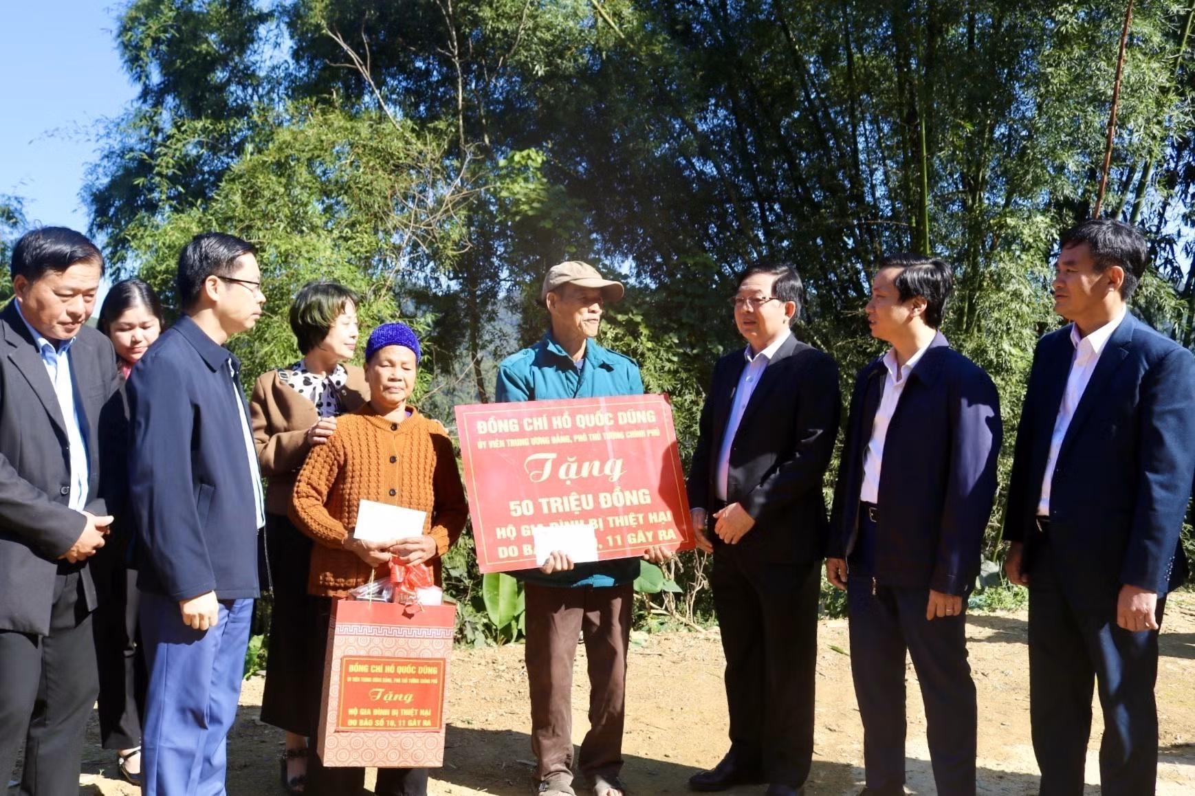 Phó Thủ tướng Hồ Quốc Dũng tặng quà hộ gia đình bị thiệt hại do bão số 11 gây ra.