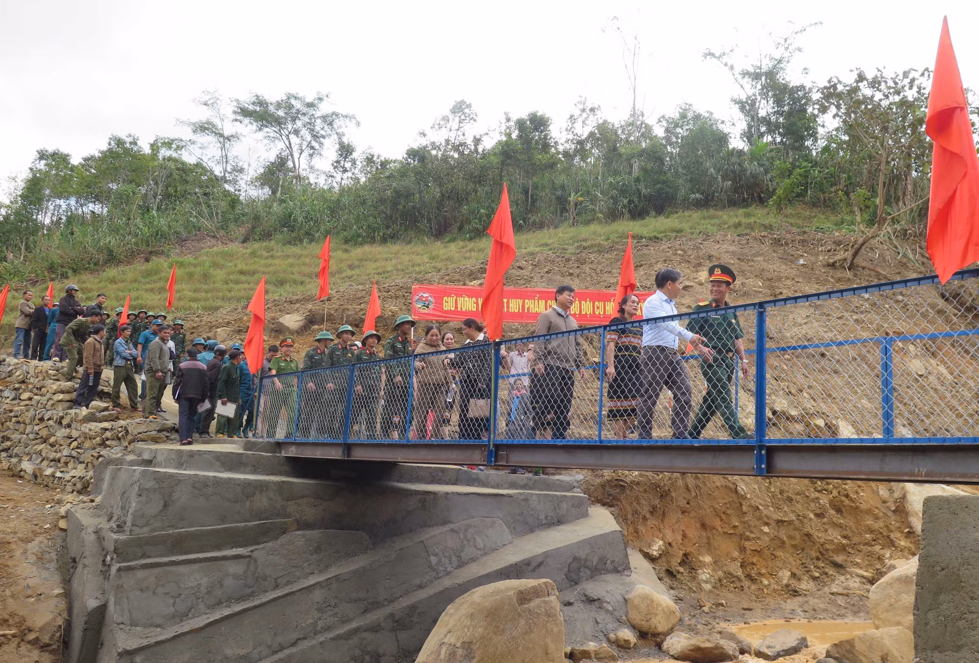 Các cán bộ, chiến sỹ và nhân dân xã Ngọc Linh đi lại trên tuyến đường Quân - Dân.