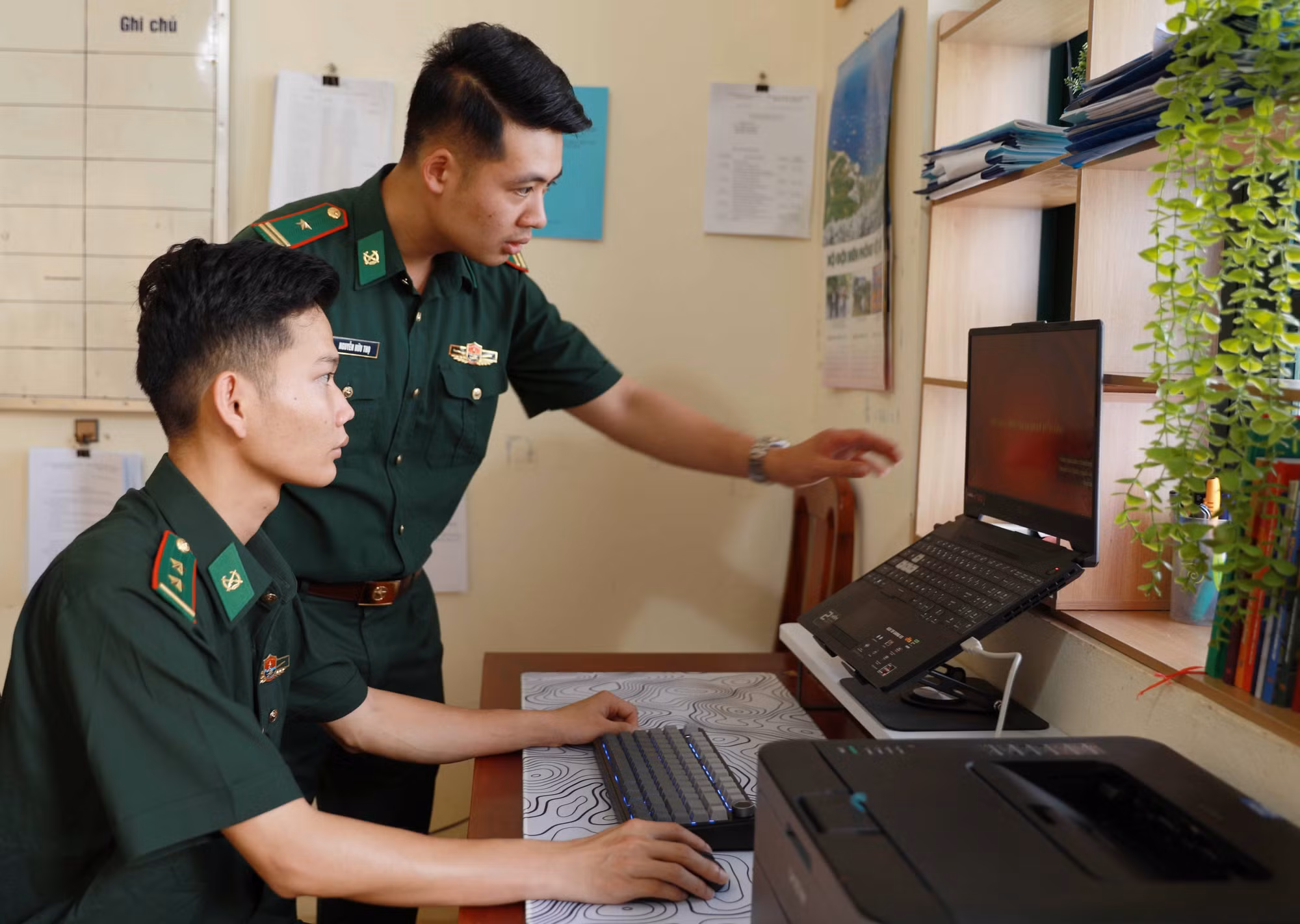 Cán bộ trực ban Đồn Biên phòng Sin Suối Hồ kiểm tra, tiếp nhận thông tin tố giác tội phạm qua hòm thư điện tử tới đơn vị. Ảnh: Quý Trung/TTXVN