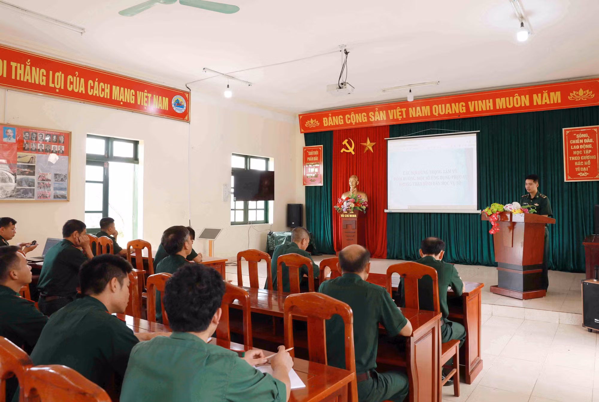 Đồn Biên phòng Sin Suối Hồ triển khai giao ban về công tác tuyên truyền cho người dân trên địa bàn về hòm thư tiếp nhận thông tin tốc giác tội phạm. Ảnh: Quý Trung/TTXVN