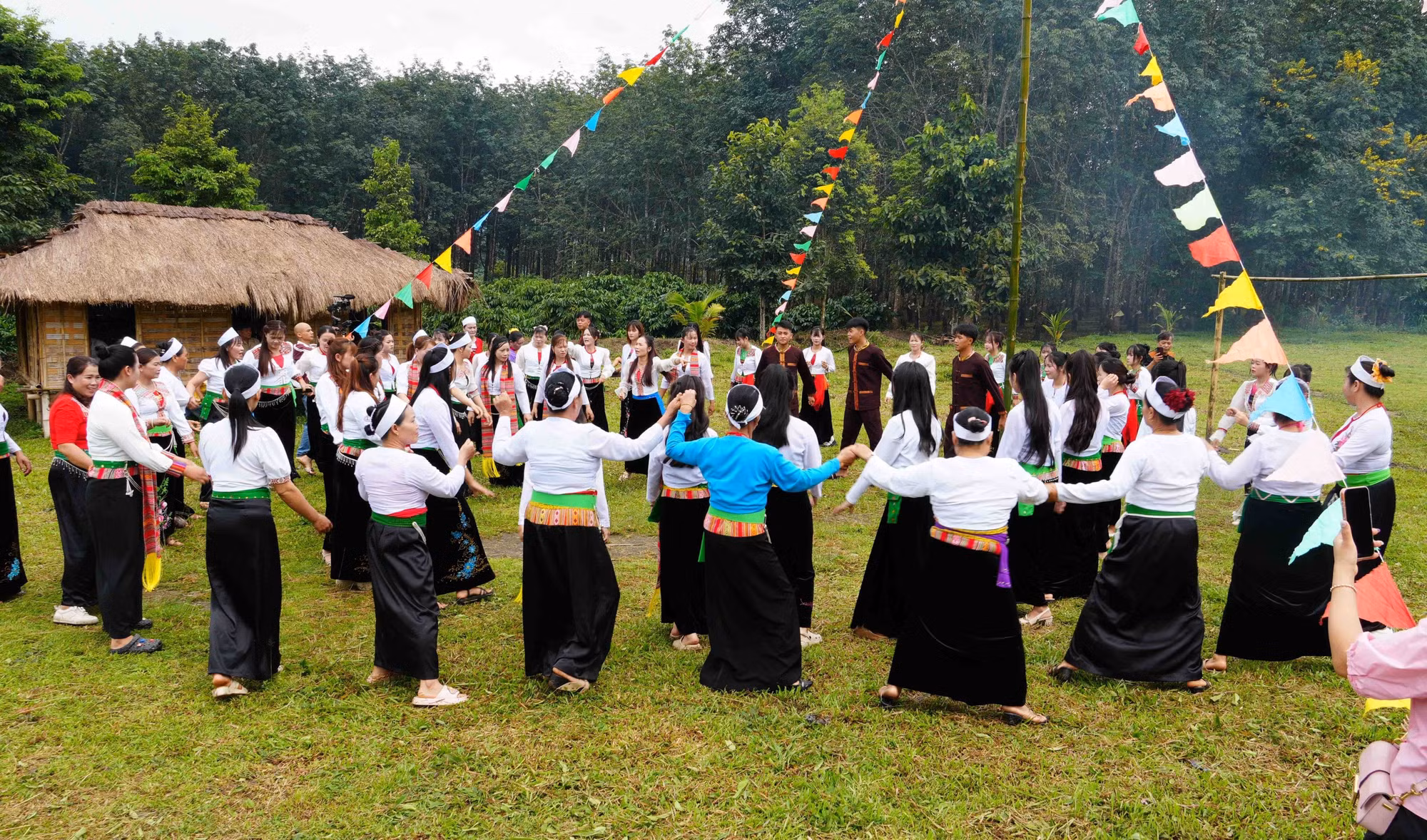 Các tiết mục múa tại Ngày hội làng Mường.