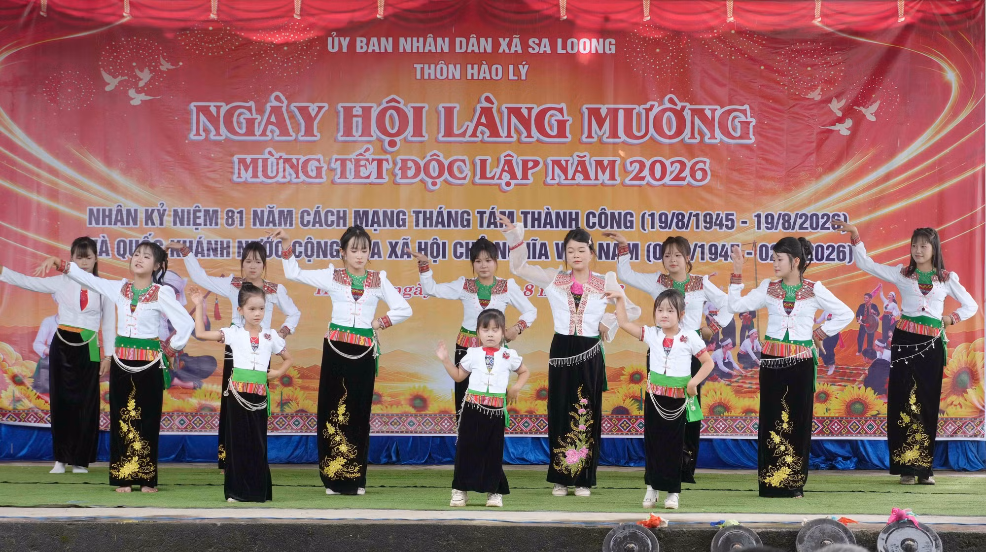 Các tiết mục múa tại Ngày hội làng Mường.