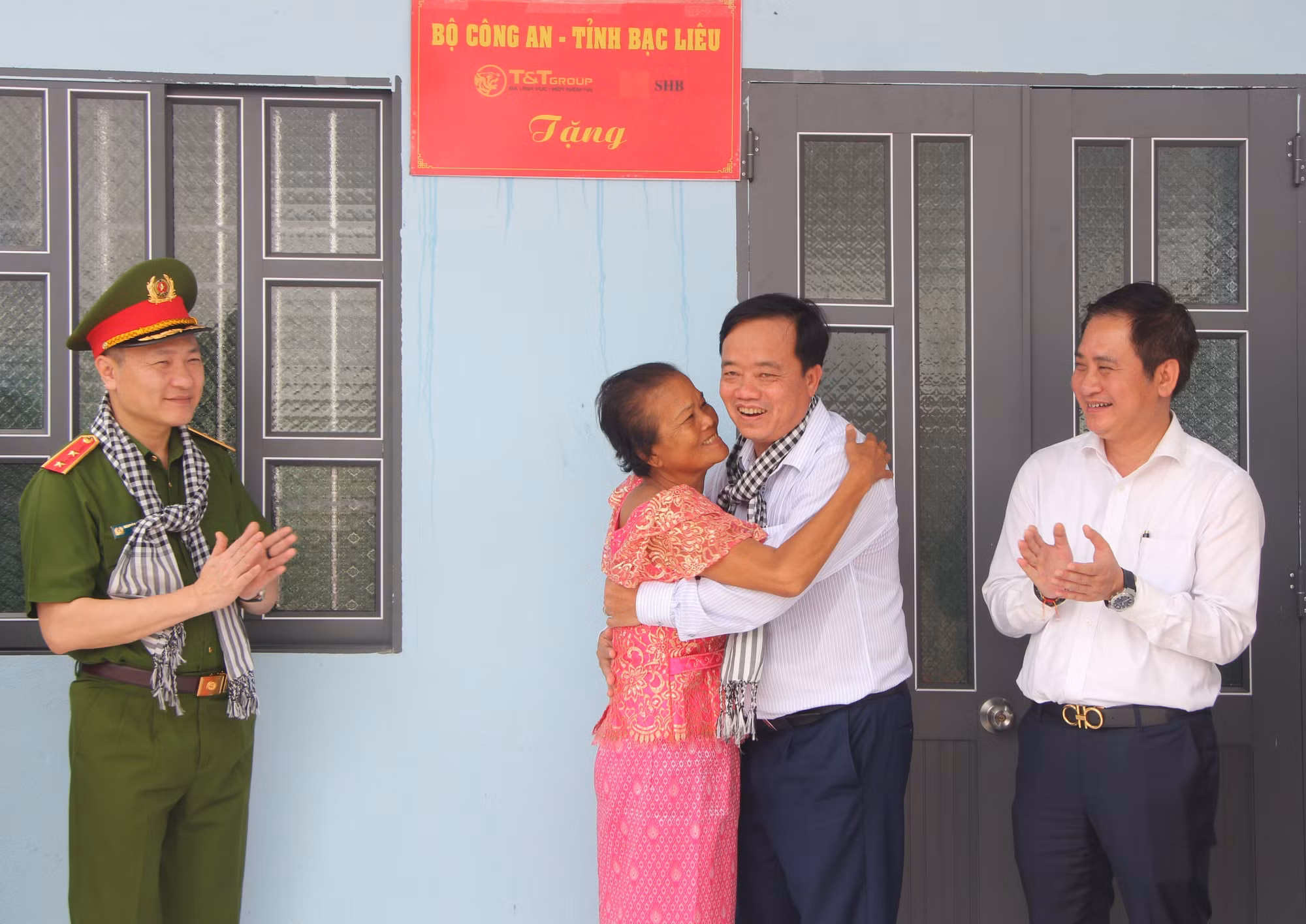 Niềm vui của hộ dân đồng bào dân tộc Khmer ở xã Hưng Hội (huyện Vĩnh Lợi, tỉnh Bạc Liêu) trong ngày khánh thành ngôi nhà mới.