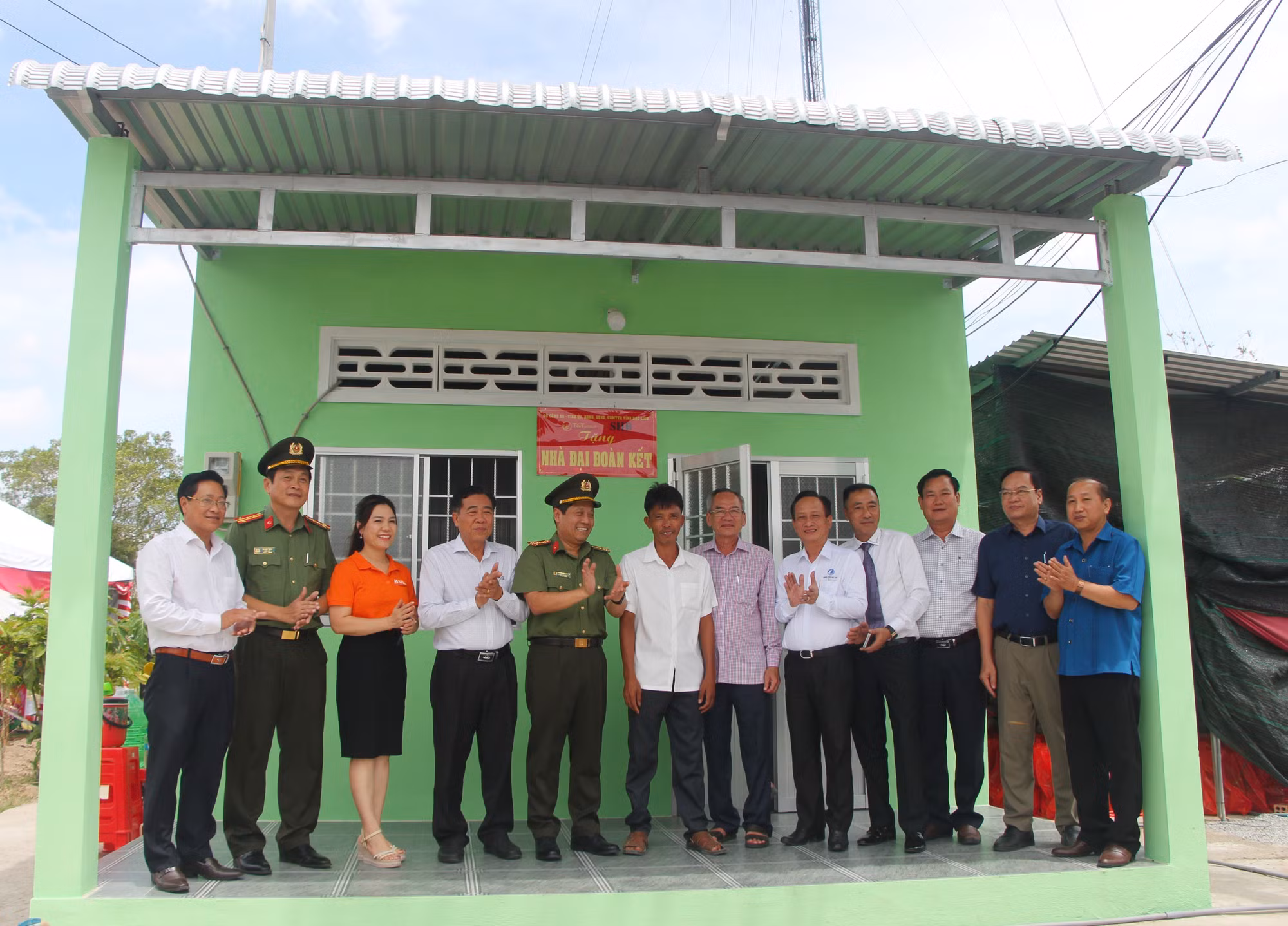 Lãnh đạo Bộ Công an, Thường trực Tỉnh ủy, UBND tỉnh Bạc Liêu và nhà tài trợ cắt băng khánh thành 2 căn nhà đầu tiên trong tổng số 700 căn nhà do Bộ Công an hỗ trợ các hộ nghèo tại Bạc Liêu.