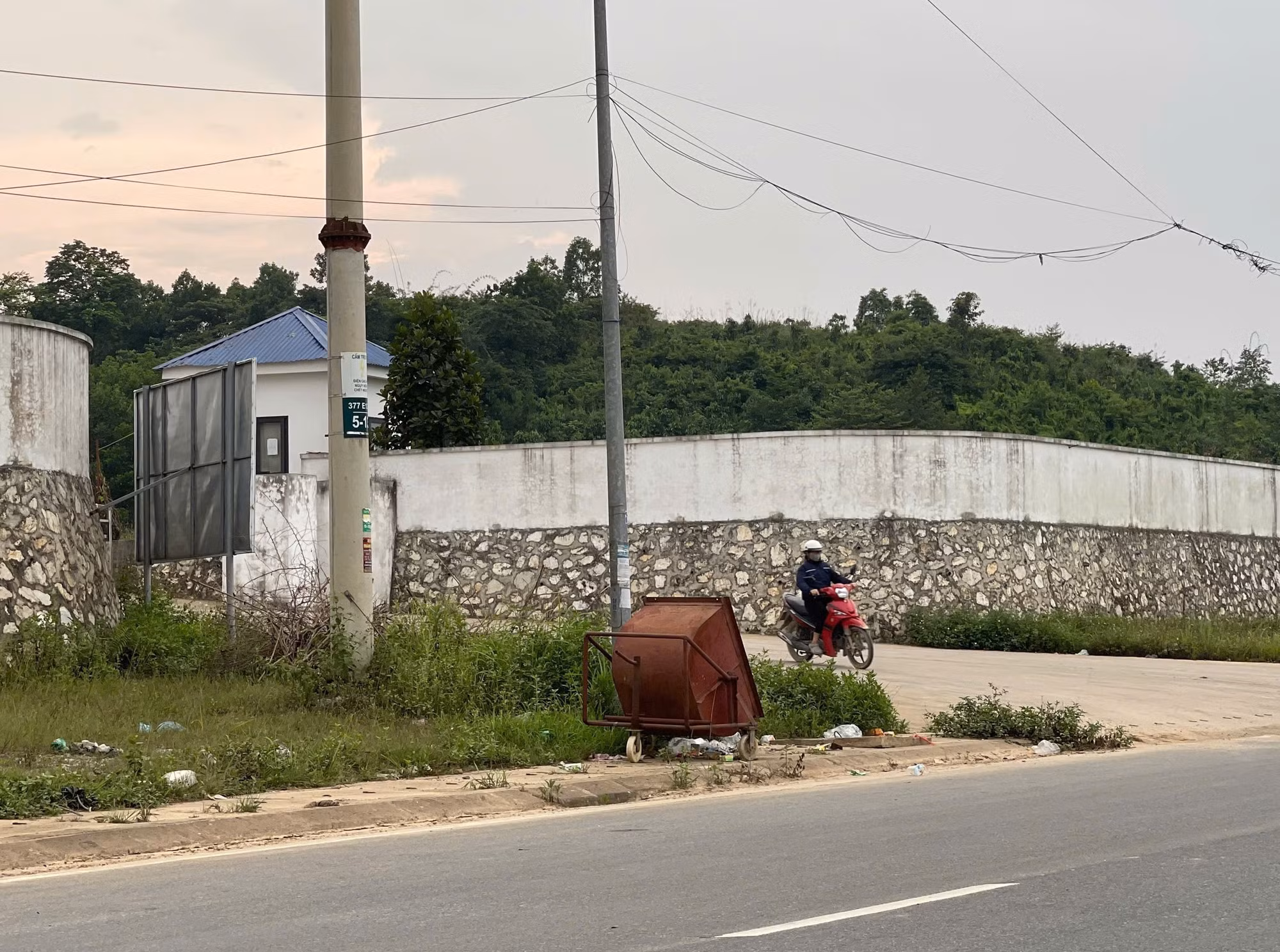 Ghi nhận của phóng viên vào lúc 18 giờ ngày 7/5, công nhân tại khu vực nhà máy tan ca.