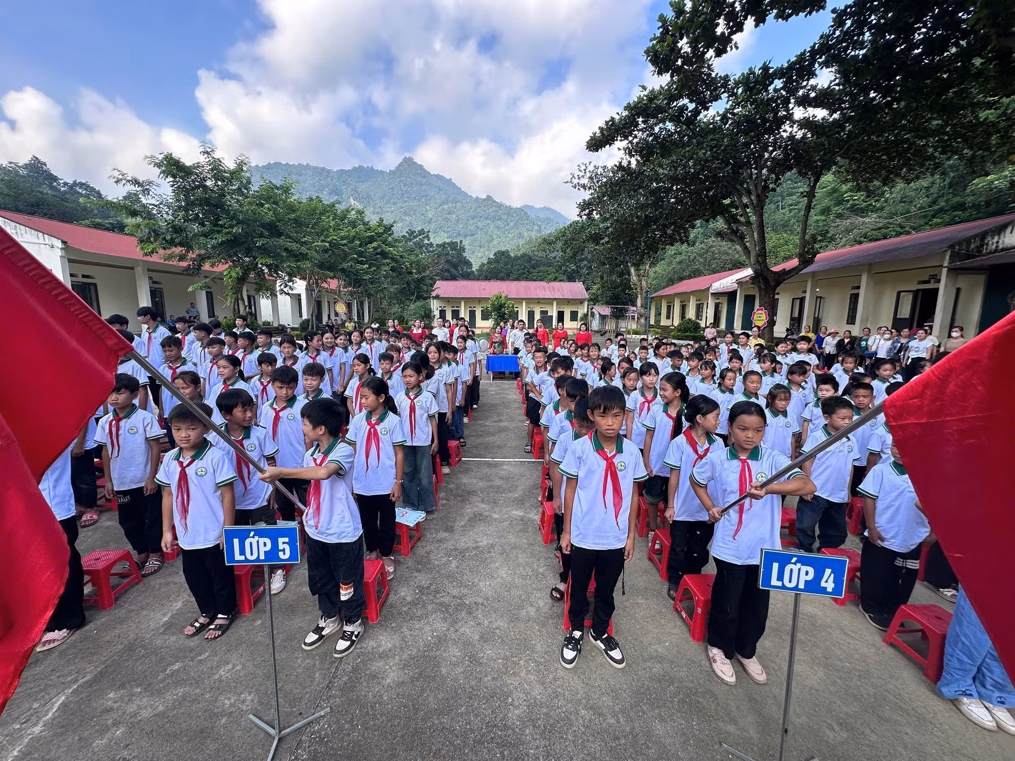 Học sinh trường Tiểu học và THCS Tân Sơn, xã Tân Kỳ, tỉnh Thái Nguyên, trong lễ khai giảng năm học mới. Ảnh: Vũ Hoàng Giang/TTXVN