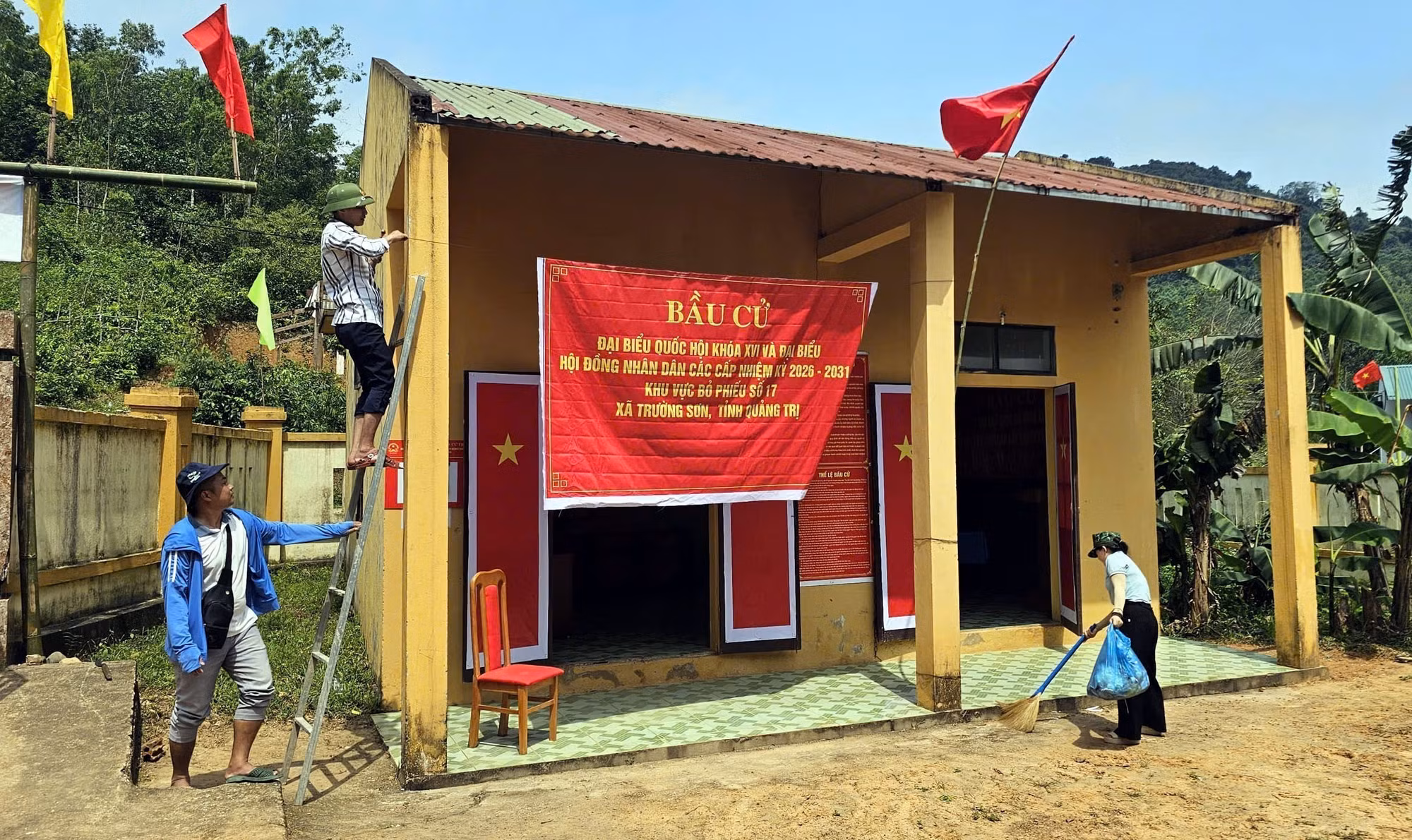 Bà con đồng bào Bru - Vân Kiều (bản Nước Đắng, xã Trường Sơn, Quảng Trị) trang trí khu vực bỏ phiếu, chuẩn bị sẵn sàng cho việc bỏ phiếu sớm vào ngày 8/3. Ảnh:TTXVN phát