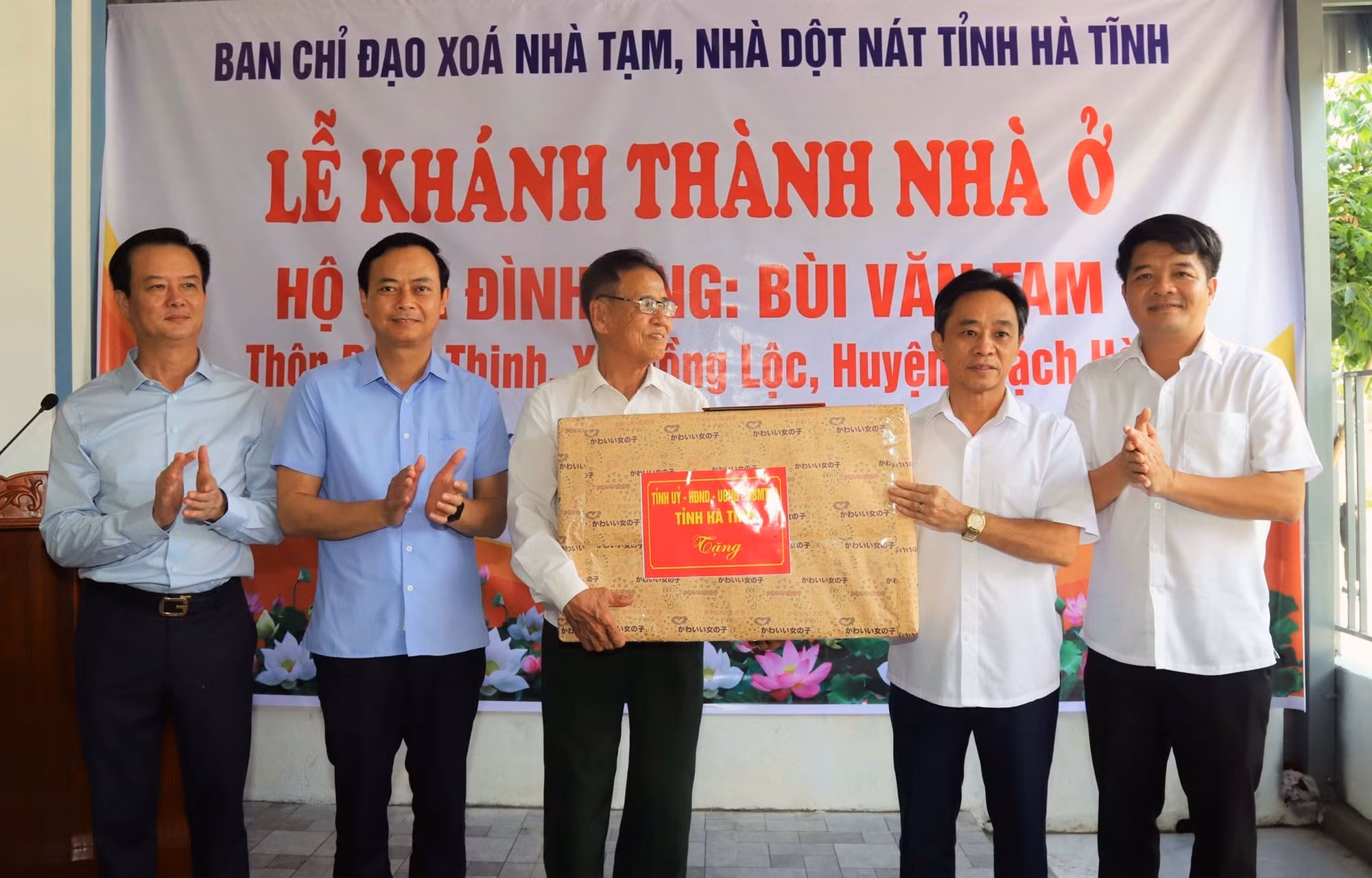Ông Trần Thế Dũng, Phó Bí thư tỉnh ủy Hà Tĩnh trao quà cho hộ được nhận nhà mới ở huyện Thạch Hà. Ảnh: Công Tường/TTXVN