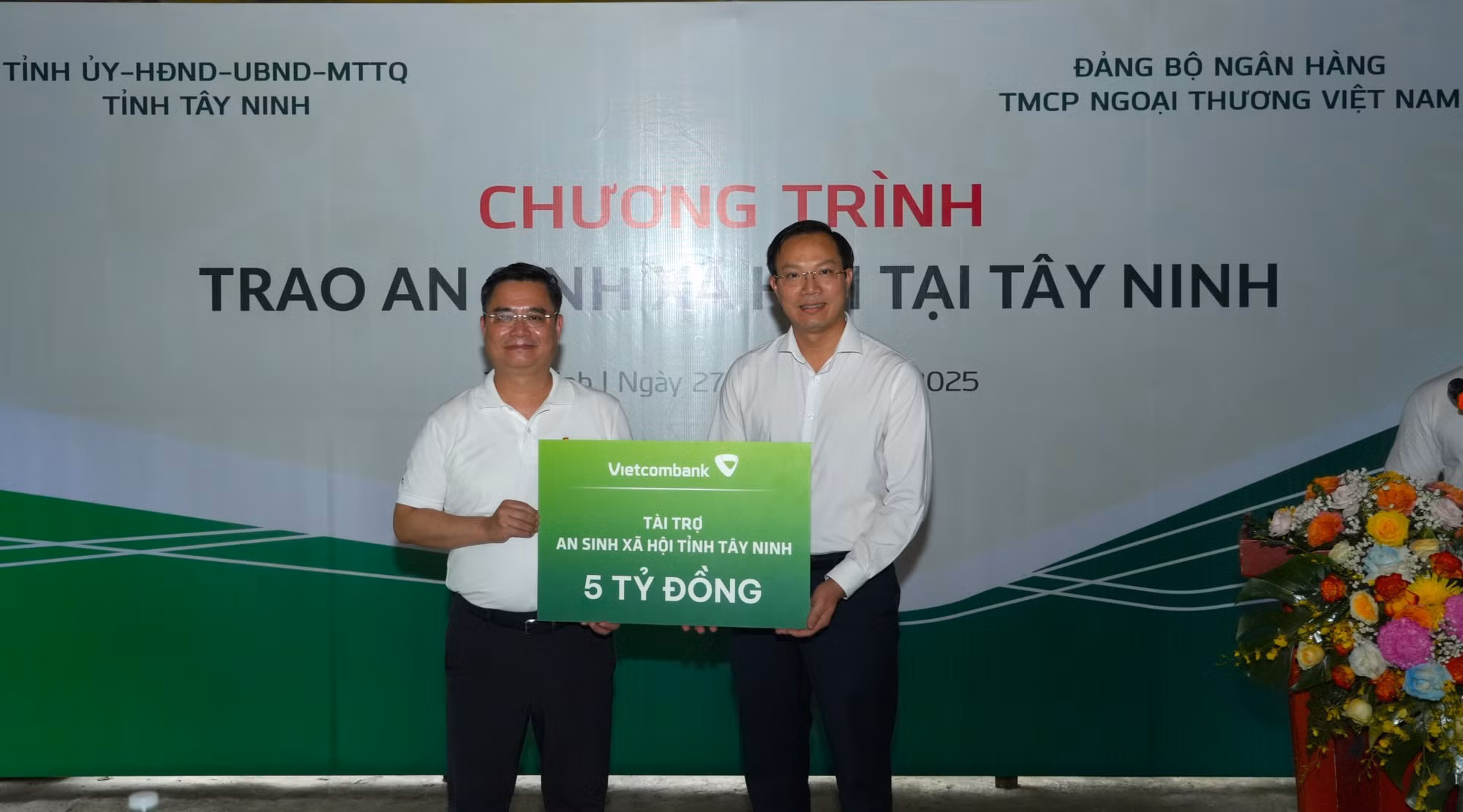 Đồng chí Nguyễn Thanh Tùng, Ủy viên Ban Chấp hành Đảng bộ Chính phủ, Bí thư Đảng ủy - Chủ tịch Hội đồng quản trị Vietcombank (bên trái) trao biểu trưng tài trợ 5 tỷ đồng cho công tác y tế và giáo dục trên địa bàn tỉnh Tây Ninh.