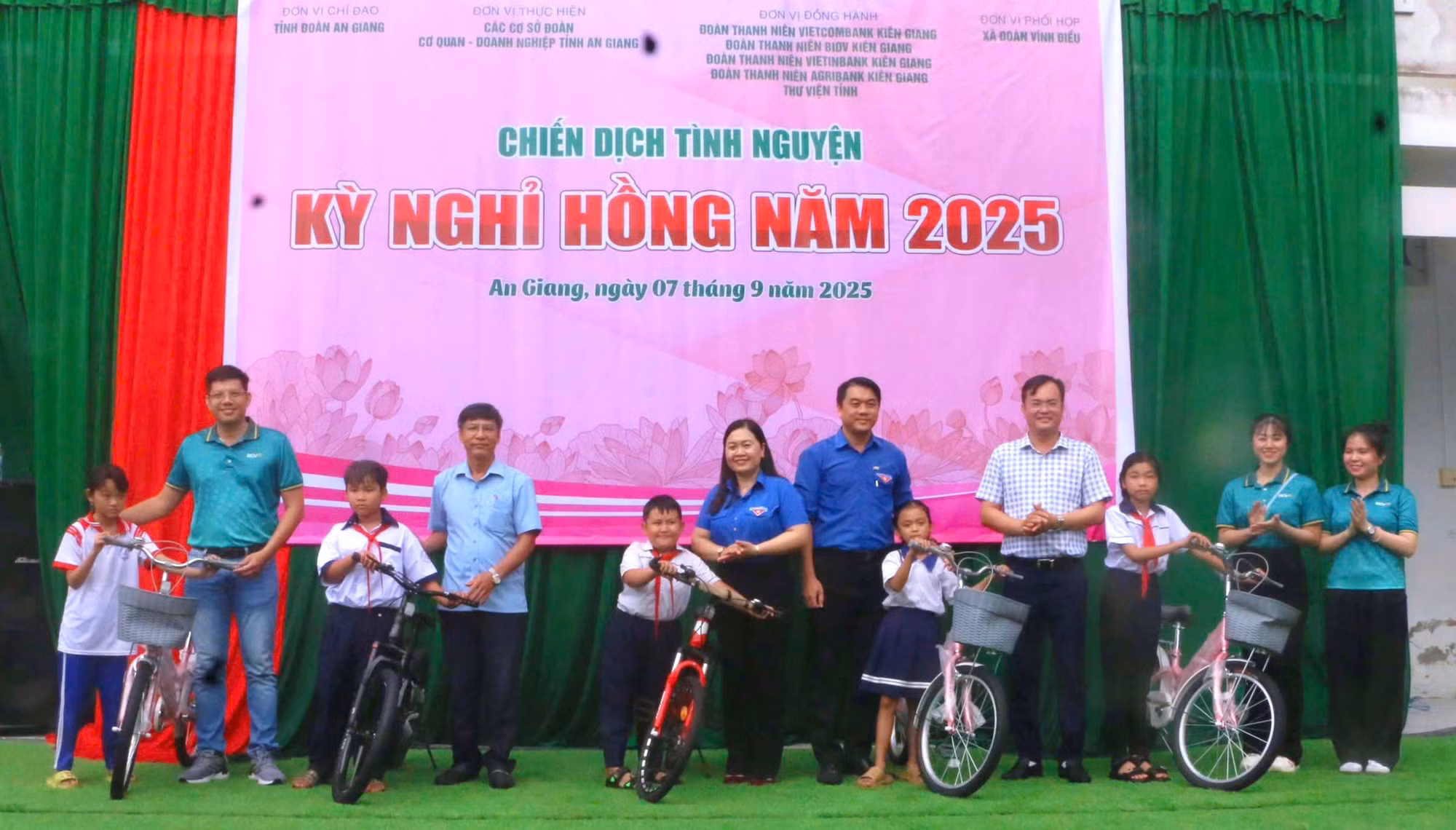 Ban tổ chức trao xe đạp cho học sinh ở xã biên giới Vĩnh Điều.