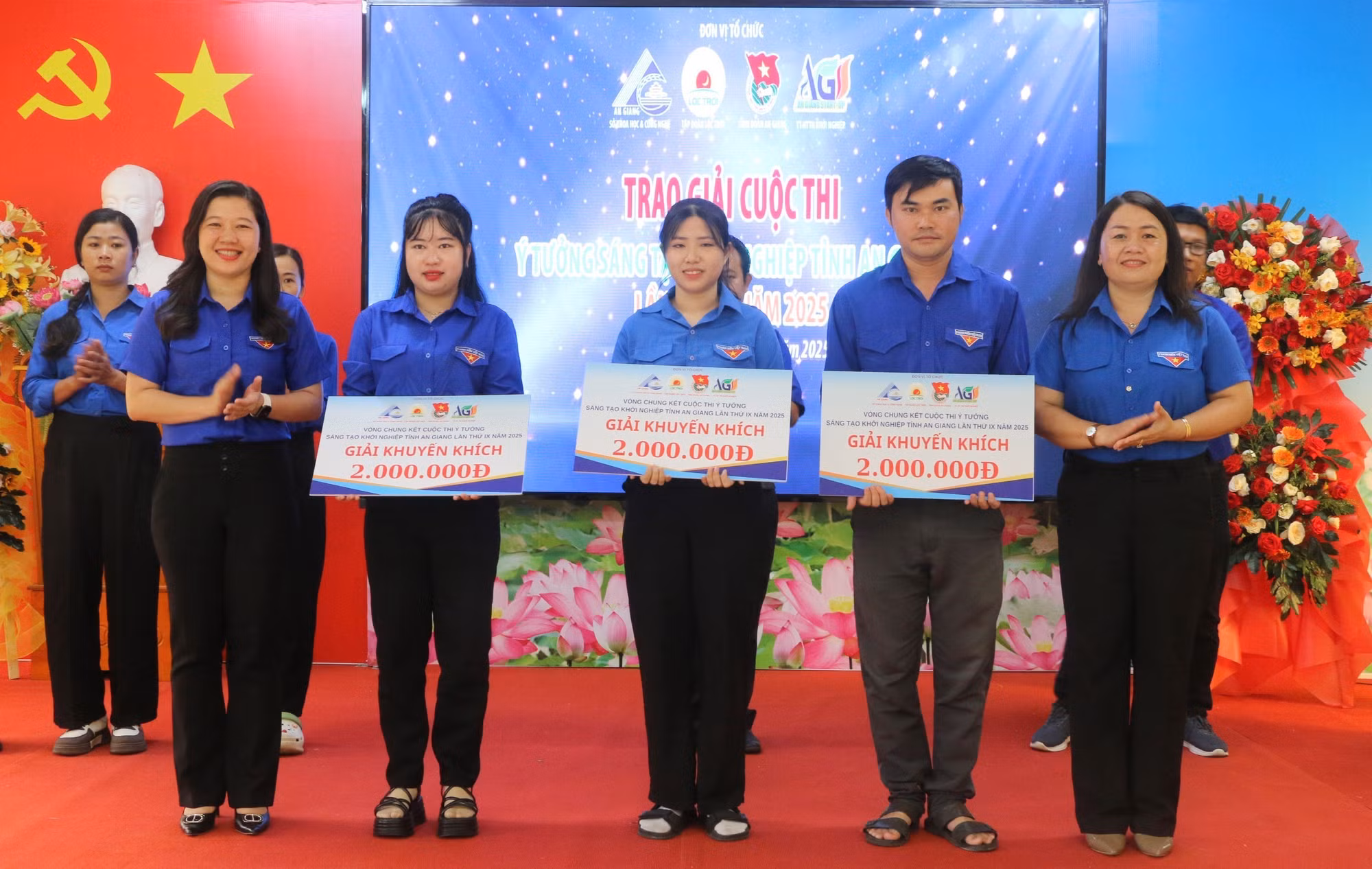 Đại diện Ban tổ chức trao giải Khyến khích cho các dự án, ý tưởng xuất sắc.