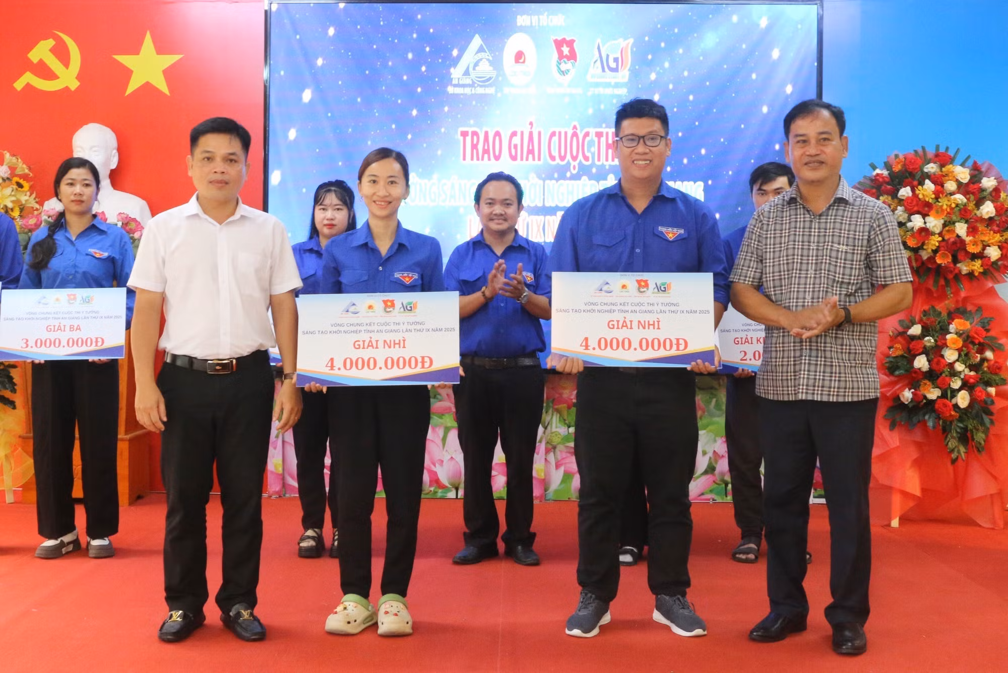 Đại diện Ban tổ chức trao giải Nhì cho các dự án, ý tưởng xuất sắc.