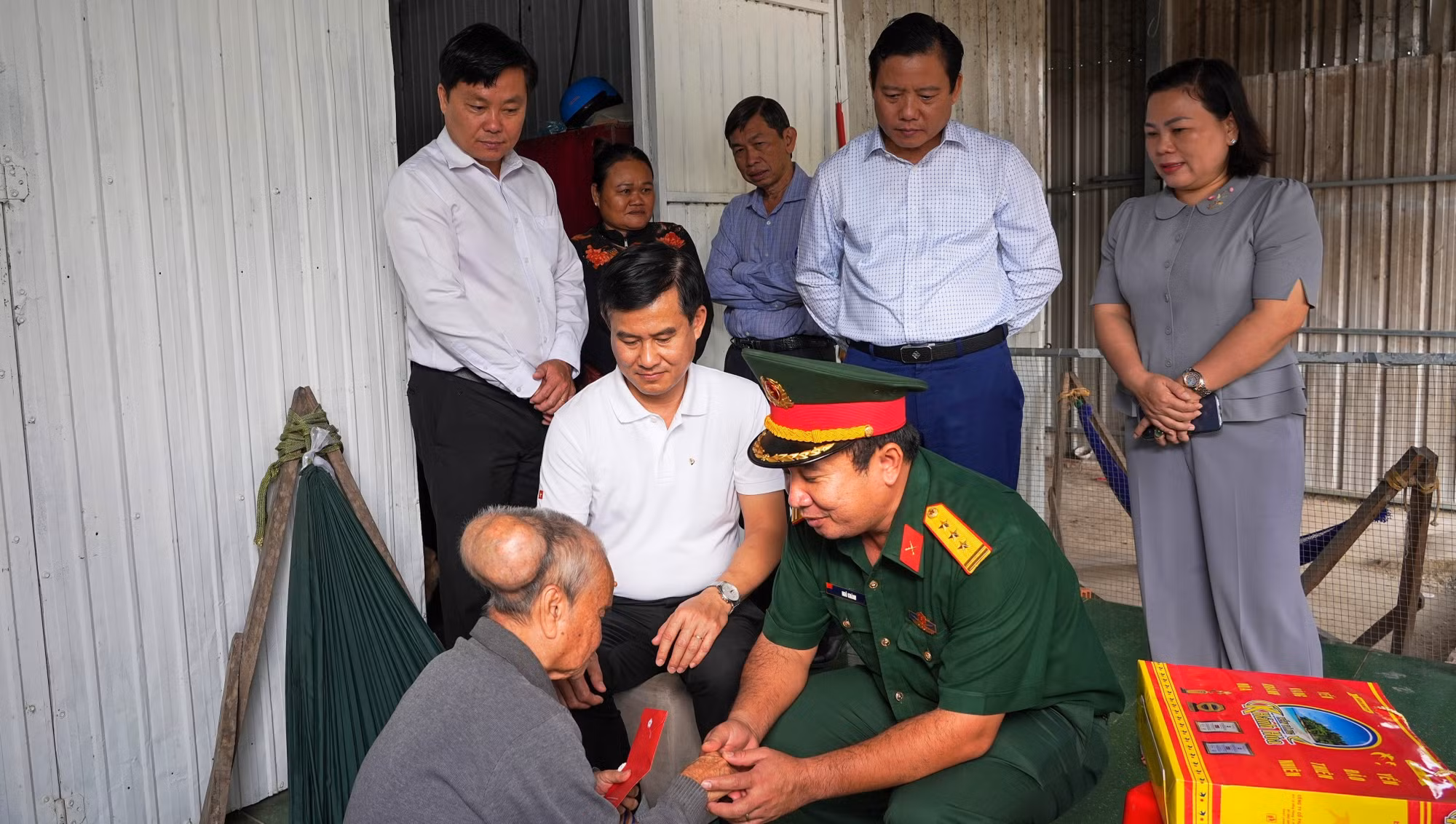 Lãnh đạo tỉnh Tây Ninh trao quà Tết cho người dân mắc bệnh hiểm nghèo có hoàn cảnh đặc biệt khó khăn tại xã Ninh Điền, tỉnh Tây Ninh nhân dịp Xuân Bính Ngọ 2026.