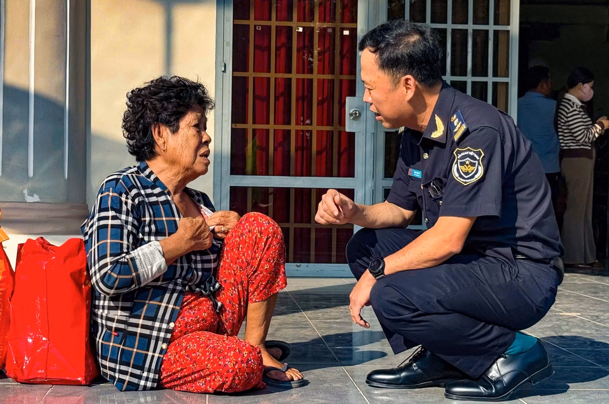Lãnh đạo Chi cục Hải quan khu vực XVII, thăm hỏi, động viên và trao quà Tết cho người dân có hoàn cảnh khó khăn trên địa bàn tỉnh Tây Ninh nhân dịp Xuân Bính Ngọ 2026.