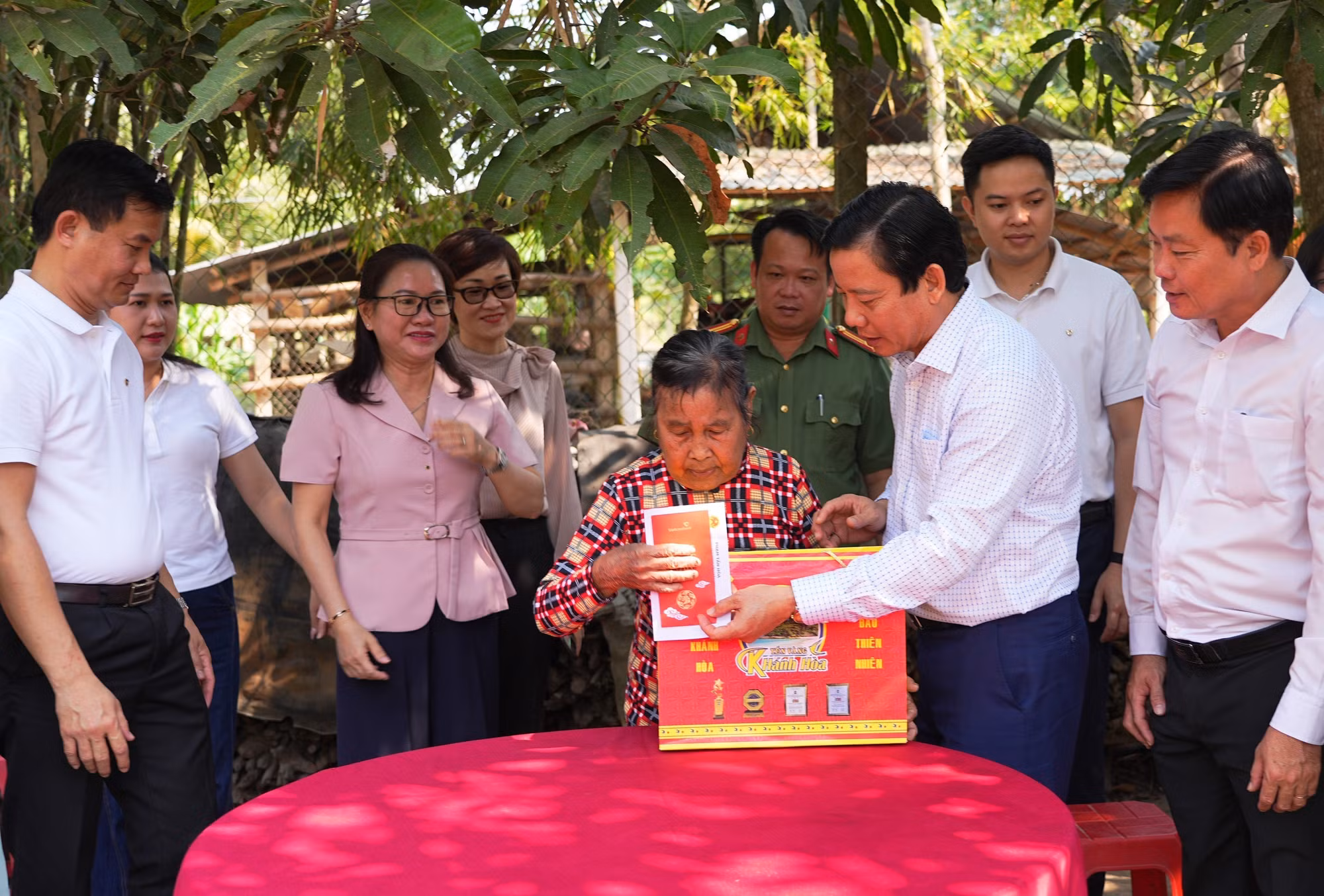 Lãnh đạo tỉnh Tây Ninh trao quà Tết cho bà Rum Soi, đồng bào dân tộc thiểu số có hoàn cảnh khó khăn tại xã Hòa Hội, tỉnh Tây Ninh, dịp Xuân Bính Ngọ 2026.
