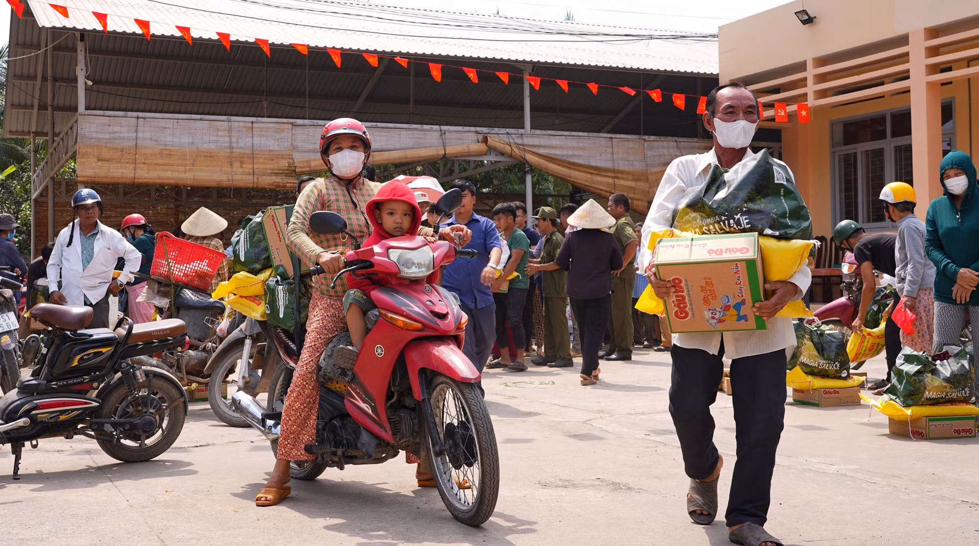 Người dân xã Mỹ Quý, tỉnh Tây Ninh vui mừng chở những phần quà Tết về nhà, mang theo niềm vui và sự sẻ chia trong dịp Xuân Bính Ngọ 2026.