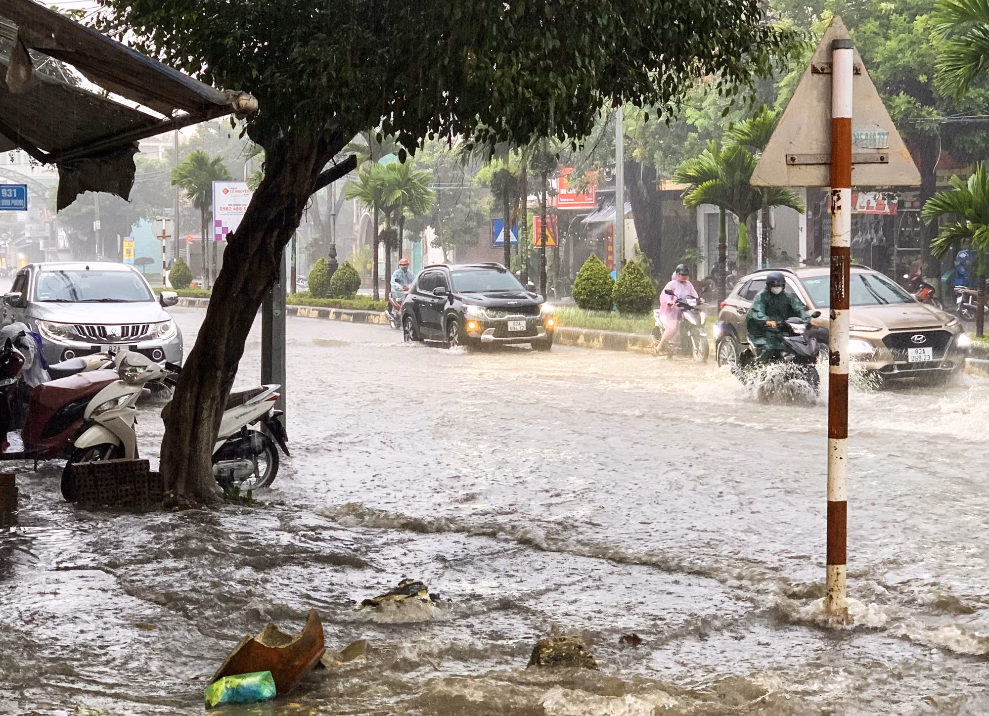 Đường Phan Đình Phùng (đường Hồ Chí Minh đoạn qua phường Kon Tum) ngập sâu sau cơn mưa chiều 10/8/2025.