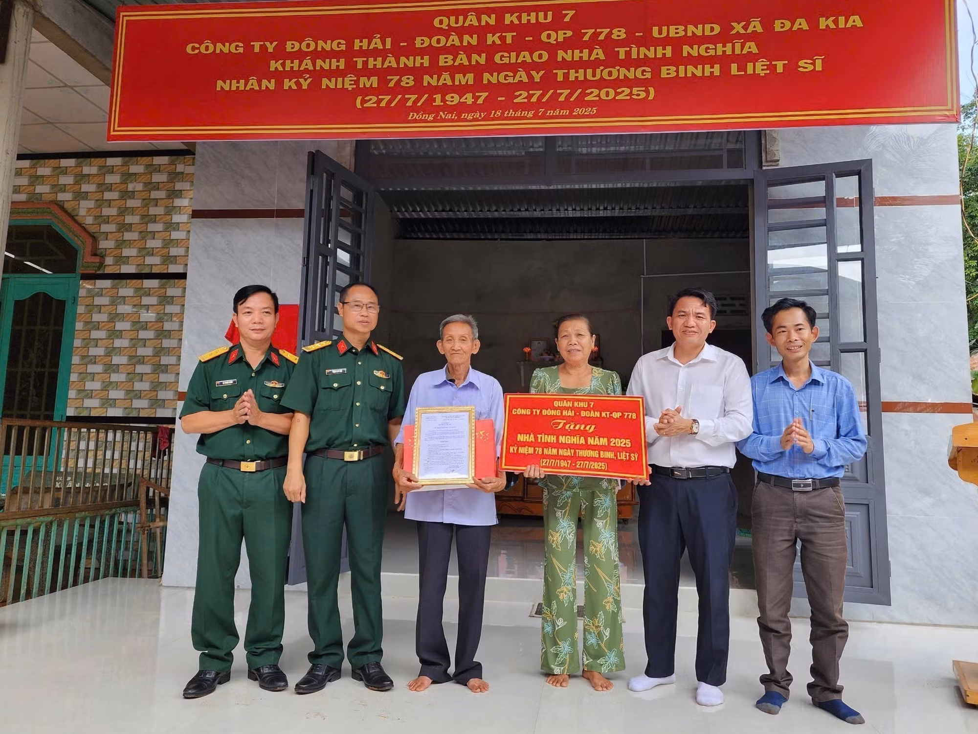 Đại diện lãnh đạo Đoàn Kinh tế-Quốc phòng 778 và chính quyền địa phương thực hiện bàn giao nhà cho hộ khó khăn.