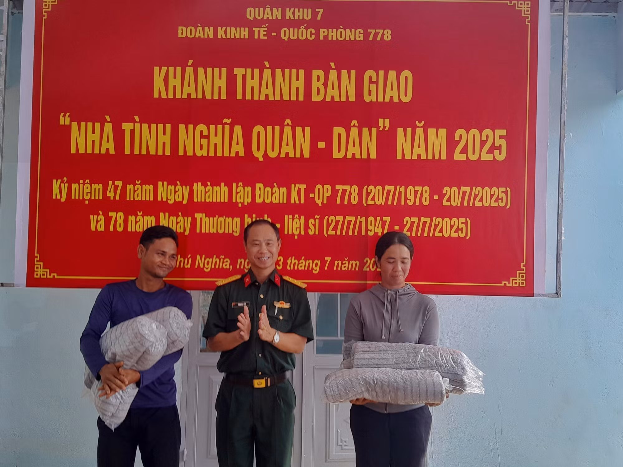 Đại diện lãnh đạo Đoàn Kinh tế-Quốc phòng 778 trao tặng quà cho hộ dân.