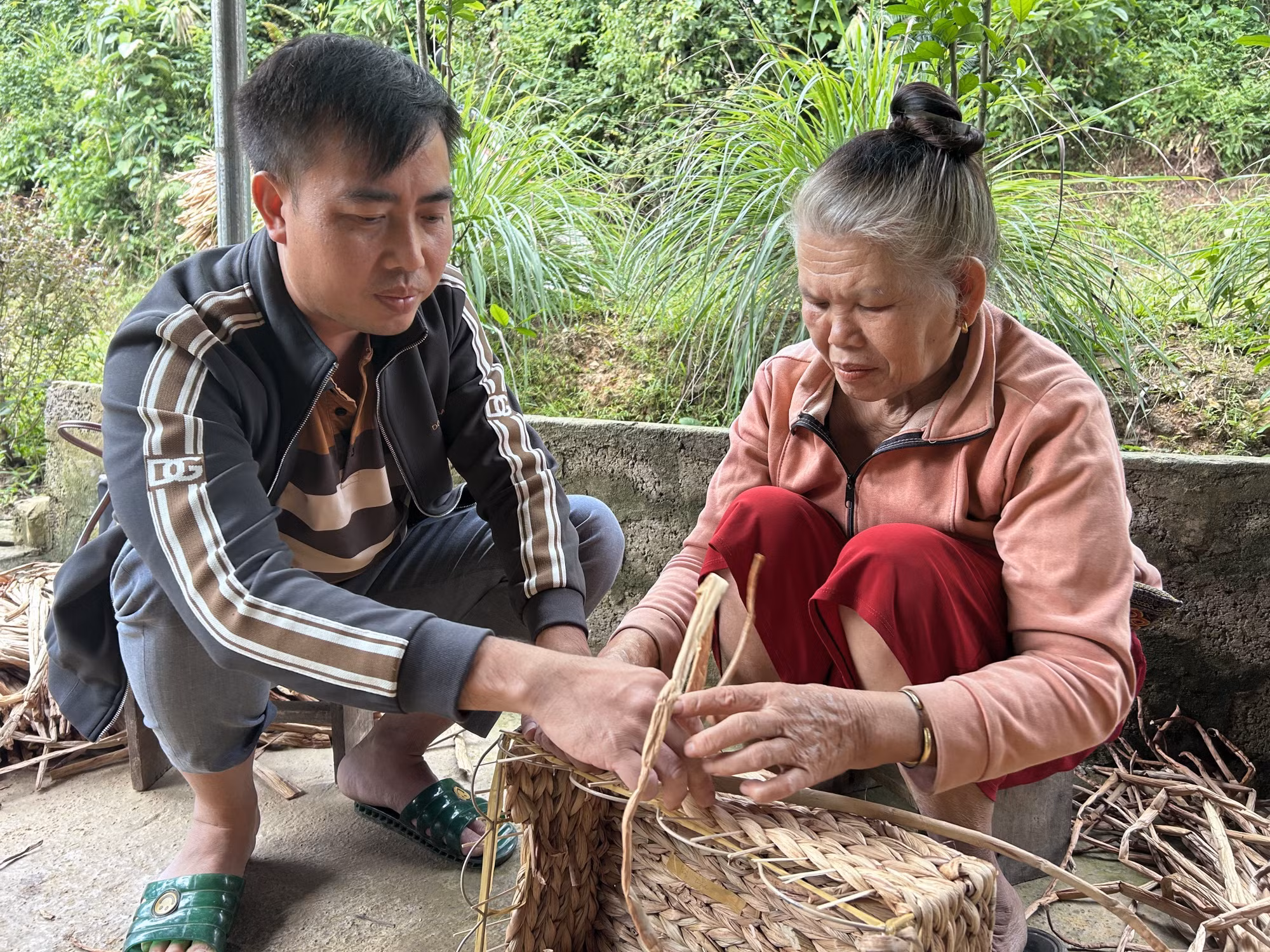 Các nghệ nhân dạy người dân đan sản phẩm đầu tiên là giỏ đựng đồ, sau đó là thảm, bình hoa, khay giấy với các kỹ thuật đan xương cá, mắt na và hoa thị.