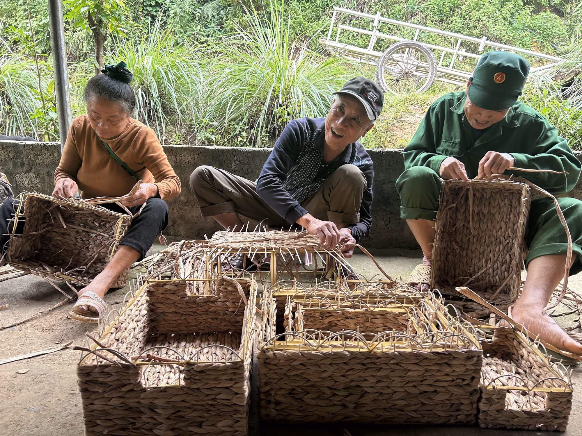 Nghề đan bèo tây xuất khẩu phù hợp với mọi lứa tuổi, cho phép người dân tranh thủ làm ngay tại nhà mà không phải tuân thủ giờ giấc.