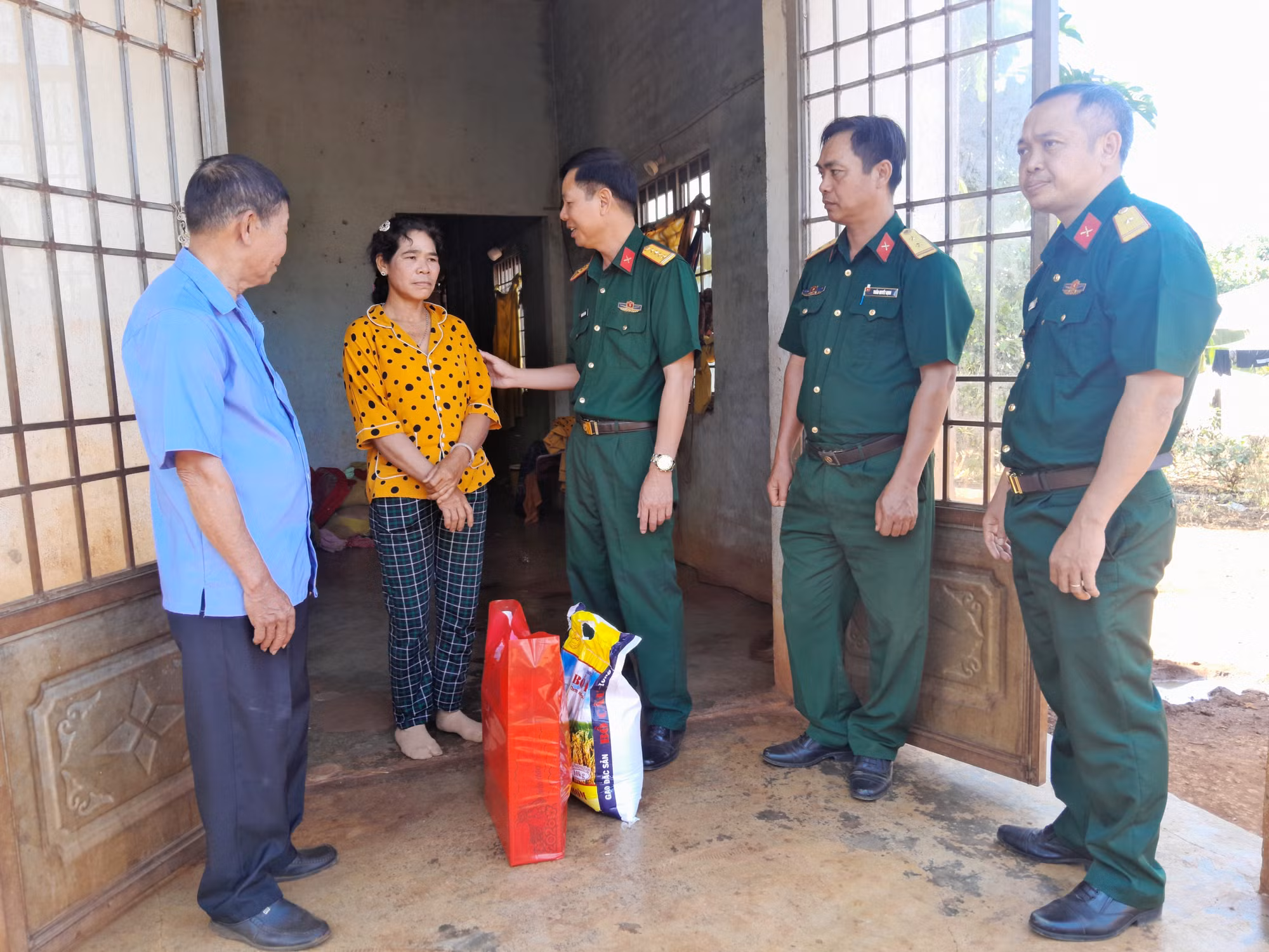 Lãnh đạo Đoàn Kinh tế - Quốc phòng 778 tham và tặng quà Tết cho người dân tại Tiểu khu 119.