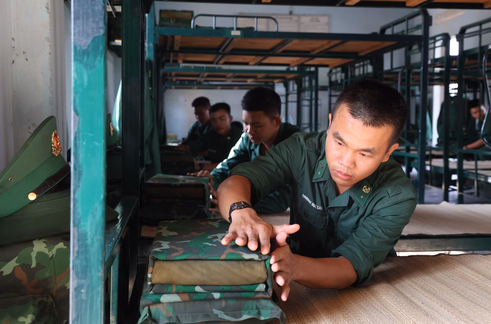 Các chiến sĩ mới duy trì nghiêm chế độ nội vụ, xây dựng tác phong chính quy tại Tiểu đoàn Huấn luyện - Cơ động (Ban Chỉ huy Bộ đội Biên phòng tỉnh Đắk Lắk).