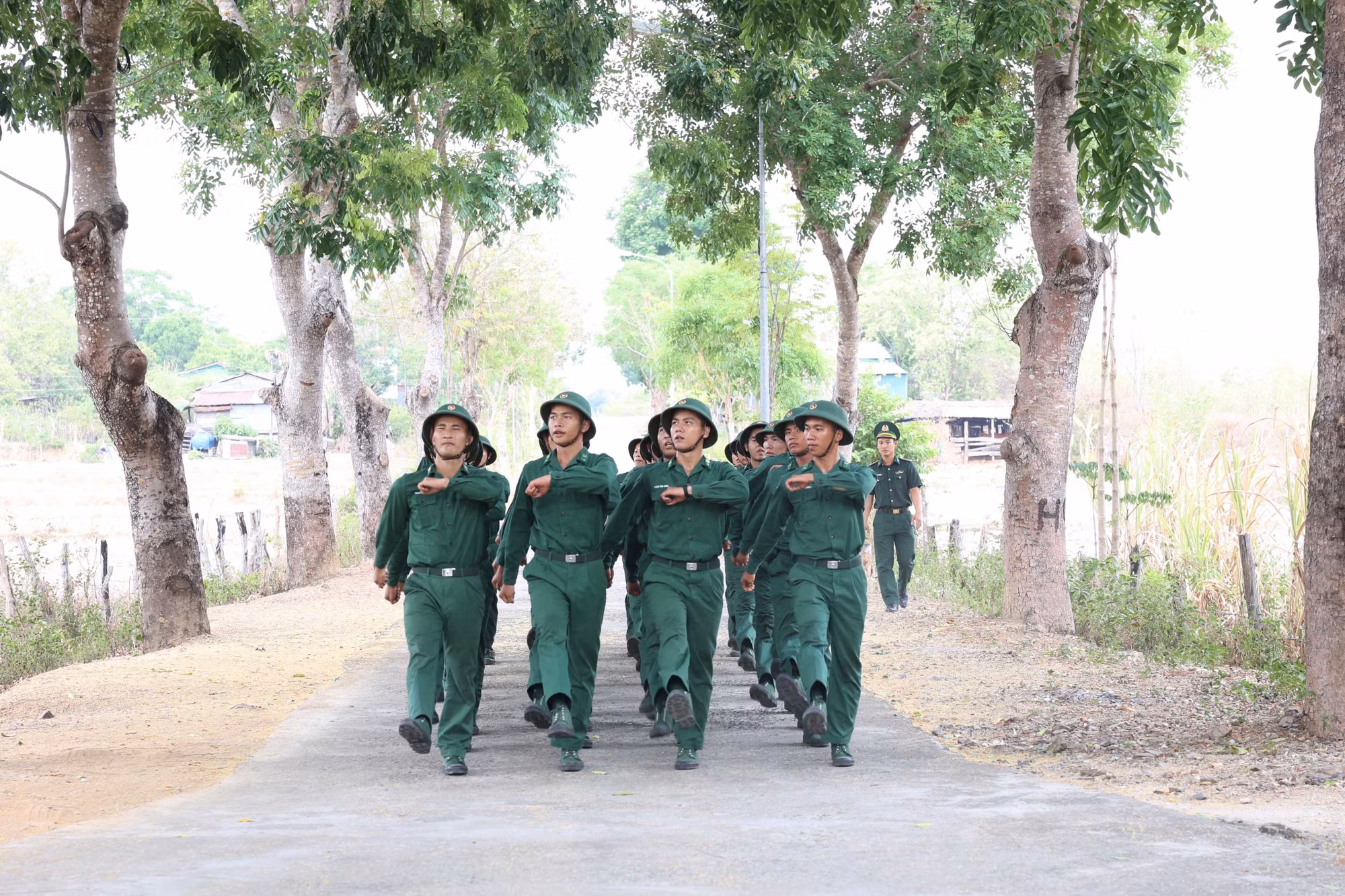 Tân binh thực hiện nội dung huấn luyện điều lệnh đội ngũ tại đơn vị.