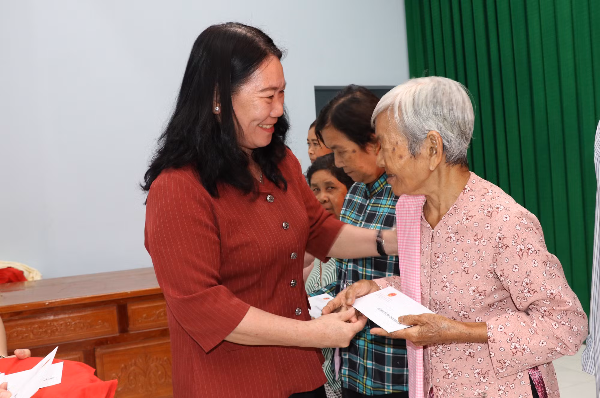 Phó Chủ tịch UBND tỉnh Vĩnh Long Nguyễn Thị Bé Mười tặng quà hộ đồng bào Khmer có hoàn cảnh khó khăn dịp Tết cổ truyền Chôl Chnăm Thmây năm 2026.