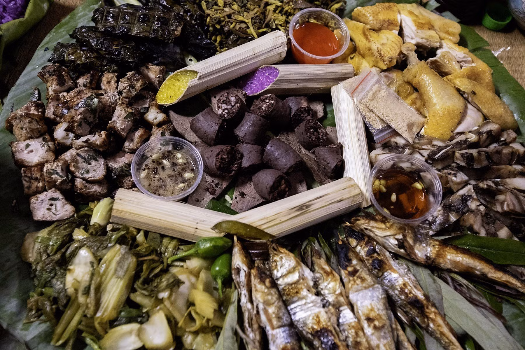 Mâm cỗ lá của người Mường đẩy đủ các món ăn dân tộc.