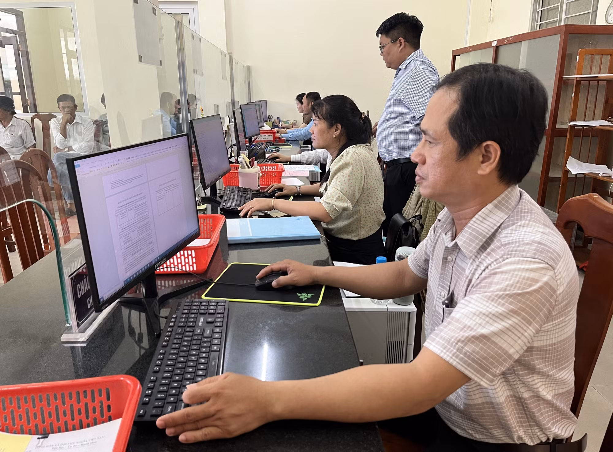 Ông Châu Công Ngà - Trung tâm Phục vụ hành chính công xã Thuận Mỹ là 1 trong 2 cán bộ được biểu dương do được người dân khen ngợi sau một tuần vận hành bộ máy mới.