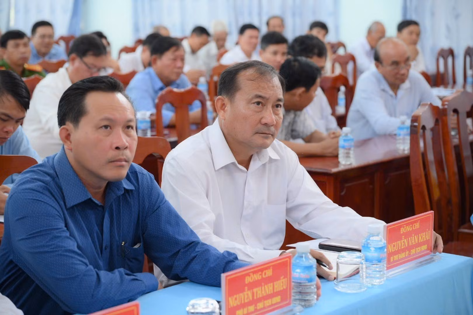 Bí thư Đảng uỷ xã Thuận Mỹ Nguyễn Văn Khải (áo trắng) tại buổi đối thoại với người dân khi vận hành chính quyền mới.