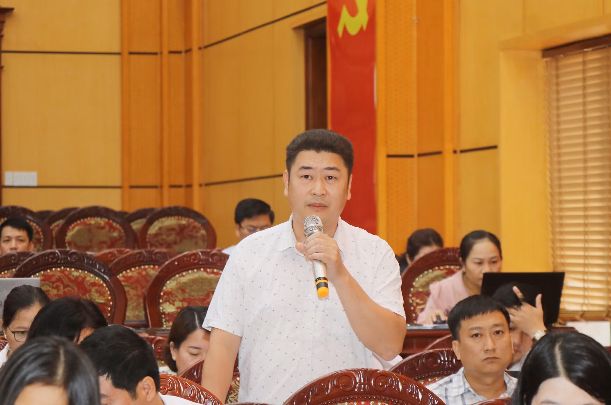 Lãnh đạo 37 xã, phường khu vực phía Bắc sau sáp nhập tỉnh báo cáo về khó khăn vướng mắc trong giai đoạn đầu vận hành mô hình chính quyền địa phương hai cấp cũng như trong việc xóa nhà tạm, nhà dột nát. Ảnh: Vũ Hoàng Giang/TTXVN