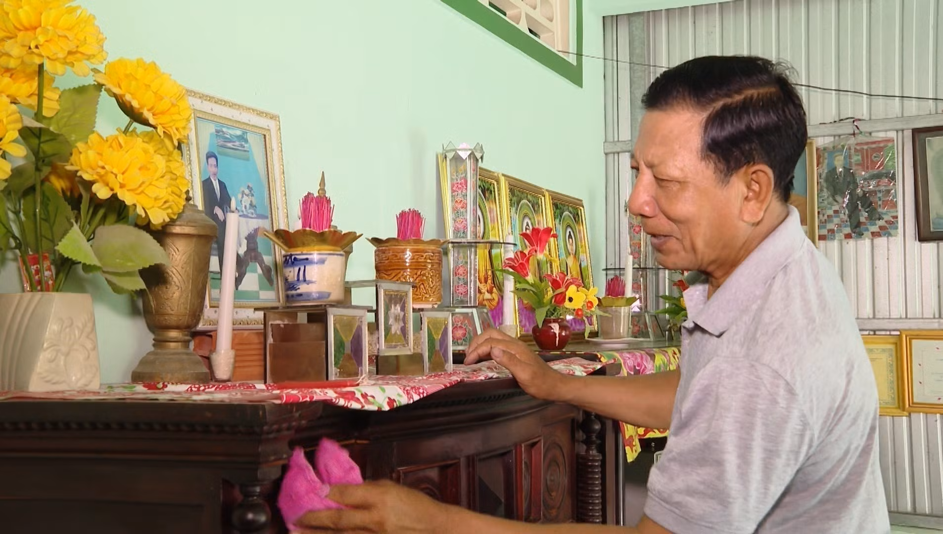 Các gia đình đồng bào Khmer của tỉnh Cà Mau lau dọn bàn thờ để bày trí hoa quả cúng ông bà tổ tiên. Ảnh: TTXVN phát