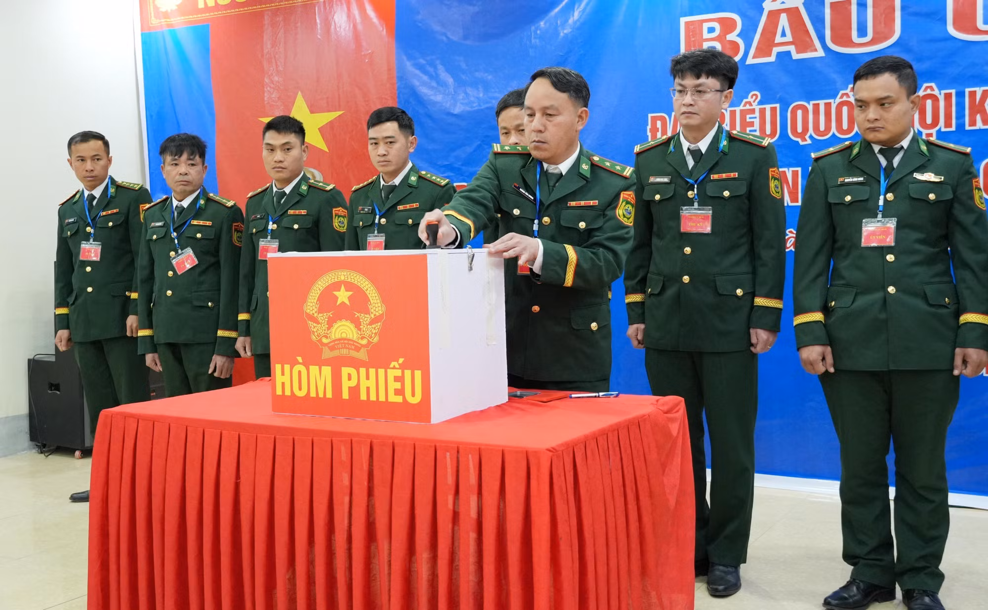 Thực hiện đóng dấu niêm phong hòm phiếu.