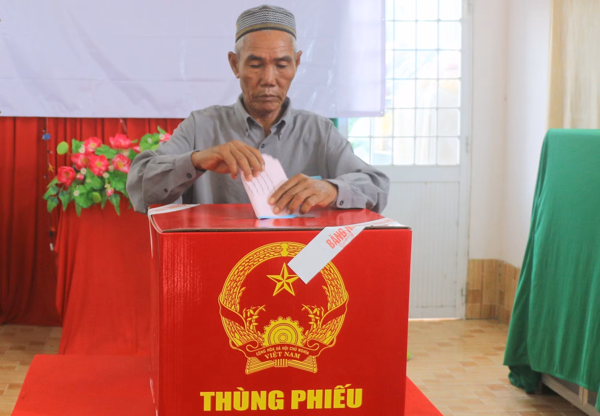 Cử tri là người dân tộc Chăm theo đạo Hồi Islam tại ấp Bình Di, xã Khánh Bình (tỉnh An Giang) tham gia bầu cử. Ảnh: Công Mạo/TTXVN