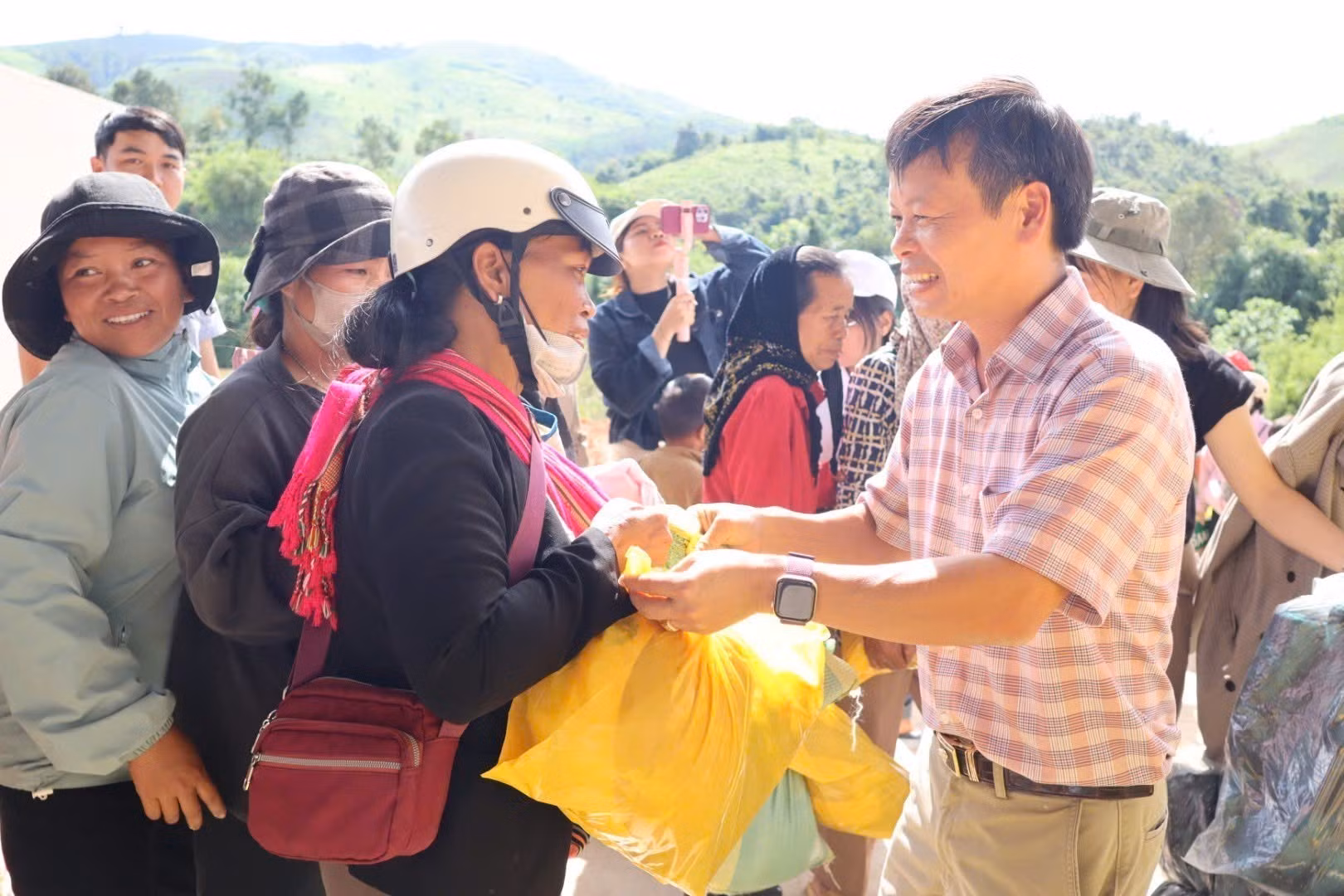 Phó Bí thư Đảng ủy, Chủ tịch UBND xã Tu Mơ Rông Trần Quốc Huy trao quà cho người dân tại phiên chợ. Ảnh: TTXVN phát