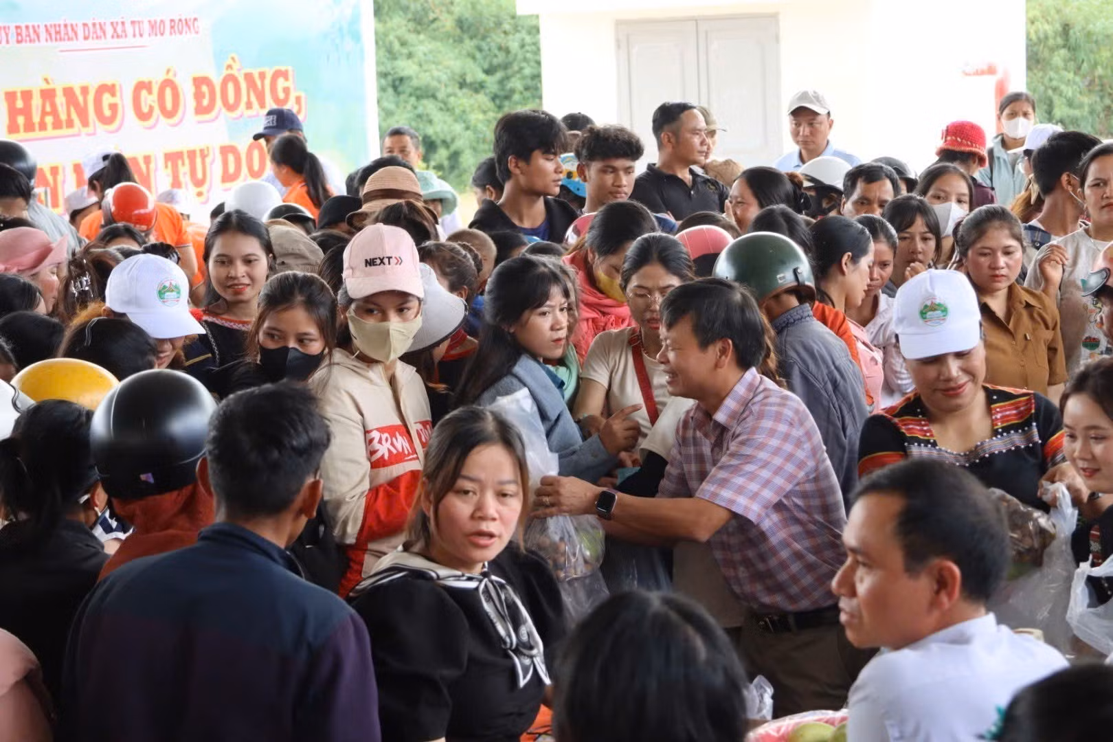 Đông đảo đồng bào Xê Đăng tham gia phiên chợ. Ảnh: TTXVN phát