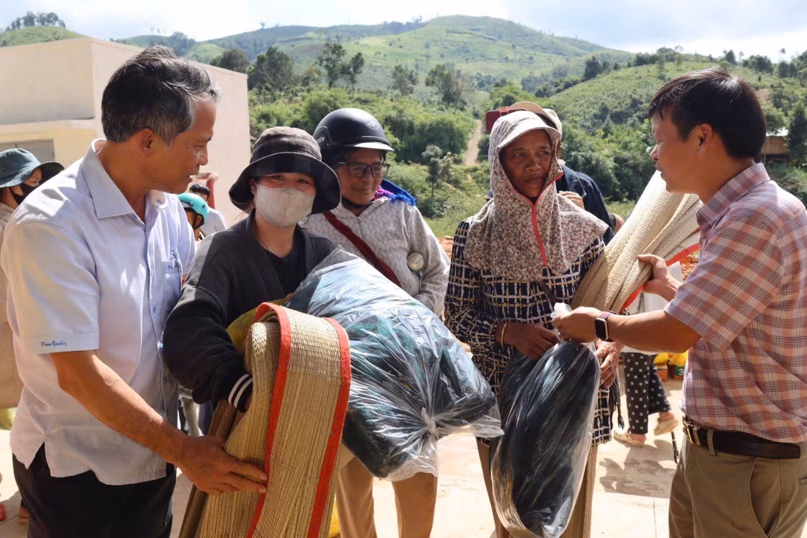 Phó Bí thư Đảng ủy, Chủ tịch UBND xã Tu Mơ Rông Trần Quốc Huy trao quà cho người dân tại phiên chợ. Ảnh: TTXVN phát