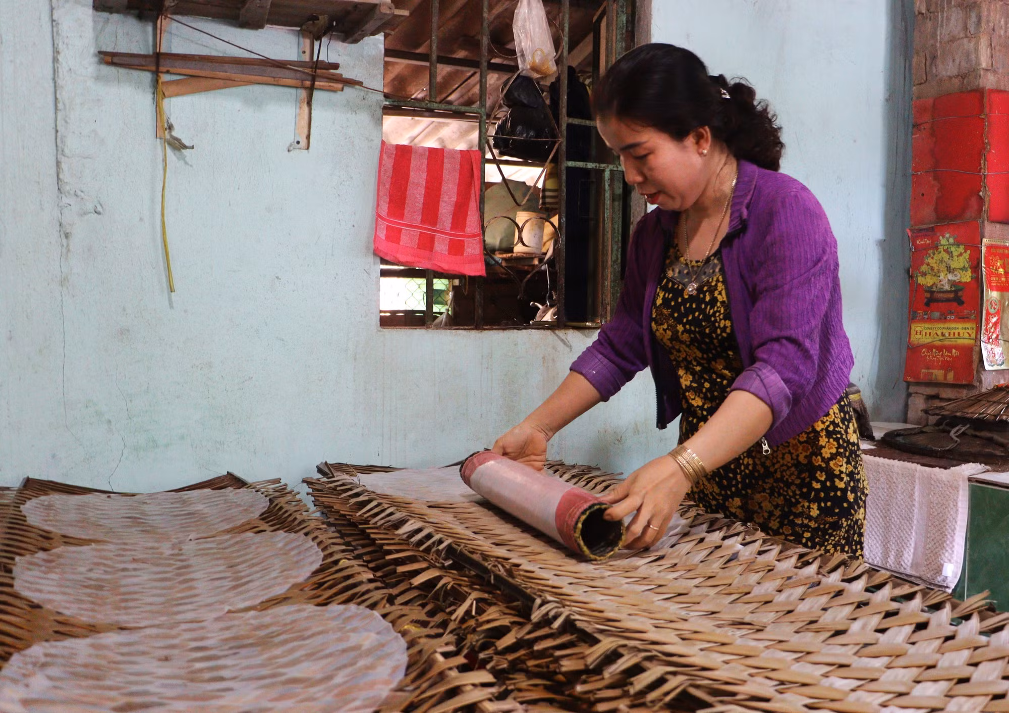 Chị Trần Thị Thanh Tuyền (xã Lục Sỹ Thành, tỉnh Vĩnh Long) sử dụng nguồn vốn vay từ Ngân hàng Chính sách xã hội để mở rộng quy mô sản xuất.