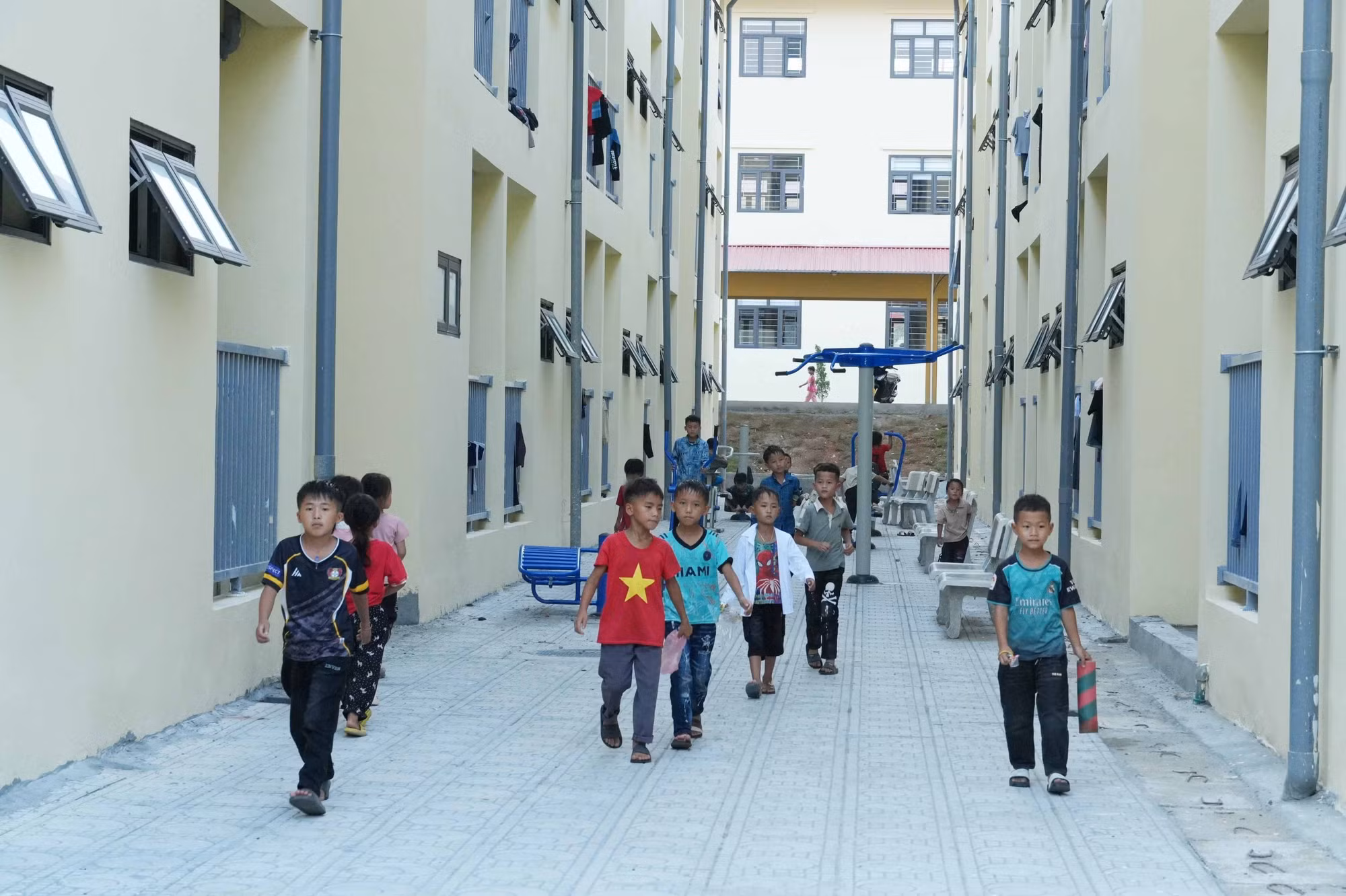 Trường Phổ thông nội trú liên cấp Tiểu học và Trung học cơ sở Pa Tần với cơ sở vật chất khang trang, hiện đại.