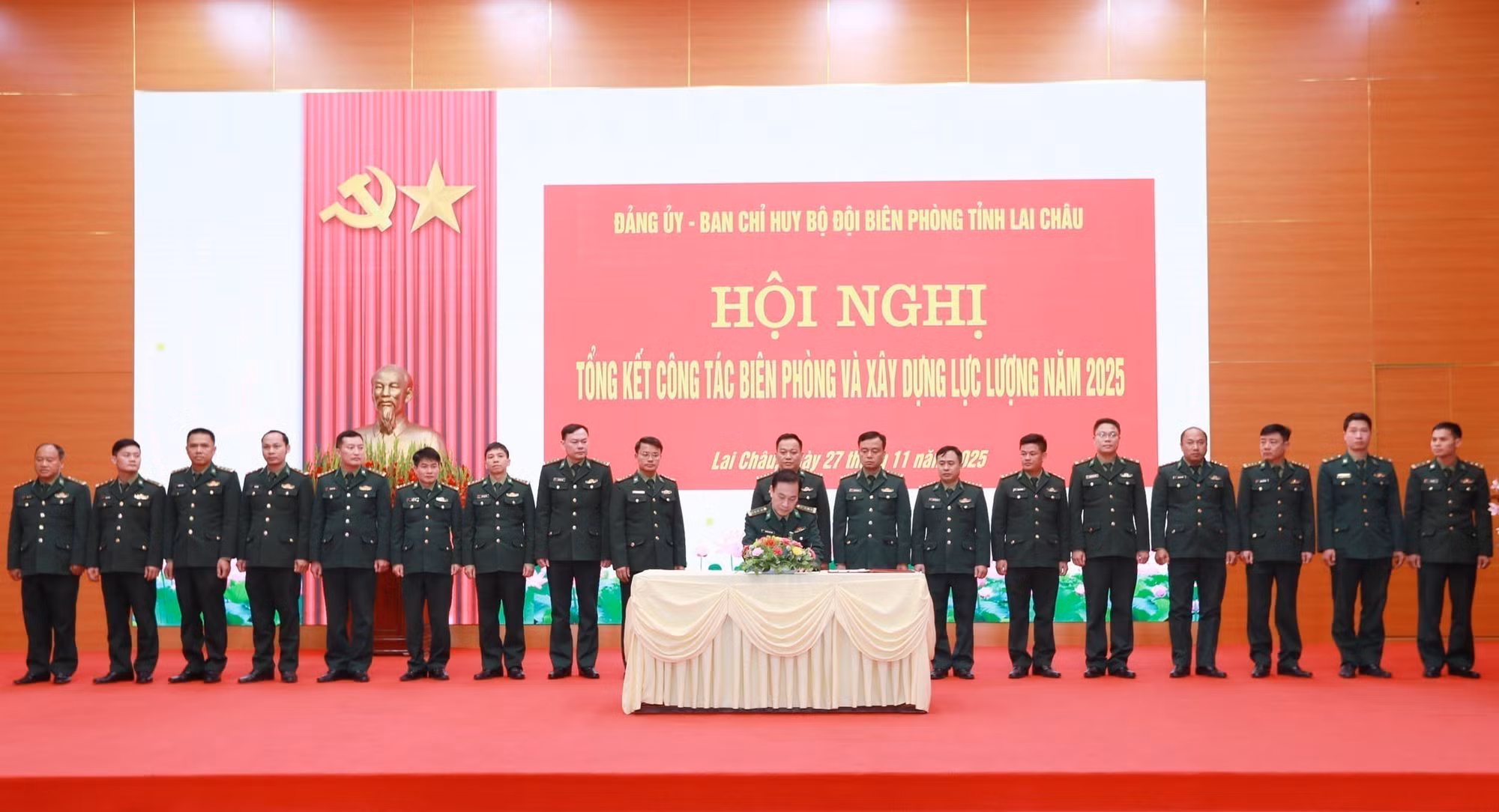 Đại tá Nguyễn Văn Hưng, Chính ủy Ban Chỉ huy Bộ đội Biên phòng tỉnh Lai Châu, ký giao ước phong trào thi đua năm 2026.