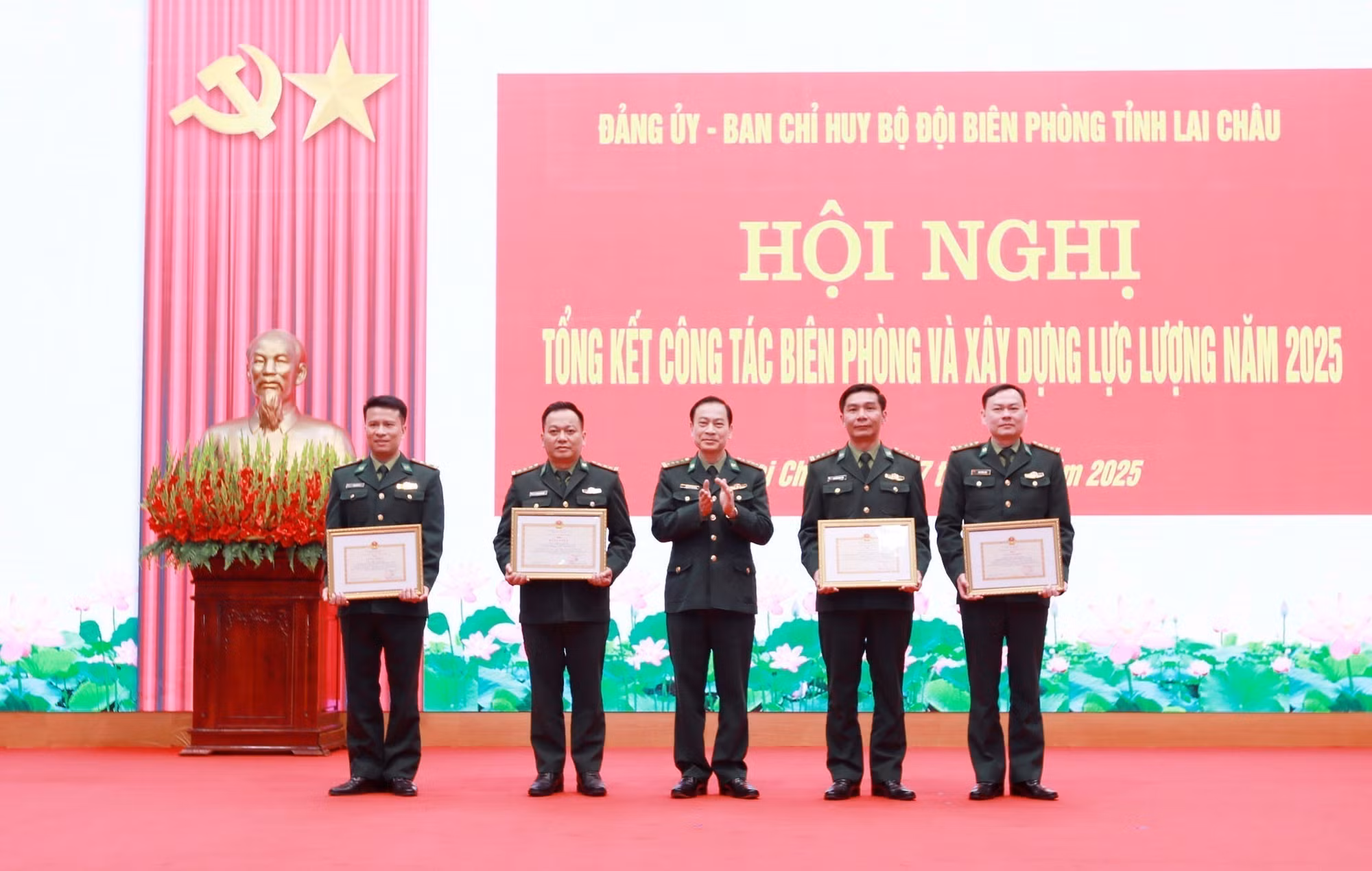 Đại tá Nguyễn Văn Hưng, Chính ủy Ban Chỉ huy BĐBP tỉnh Lai Châu, trao Bằng khen của Bộ tư lệnh BĐBP cho 4 cá nhân có thành tích xuất sắc trong các hoạt động kỷ niệm 80 năm Cách mạng tháng Tám và Quốc khánh nước Cộng hòa XHCN Việt Nam.