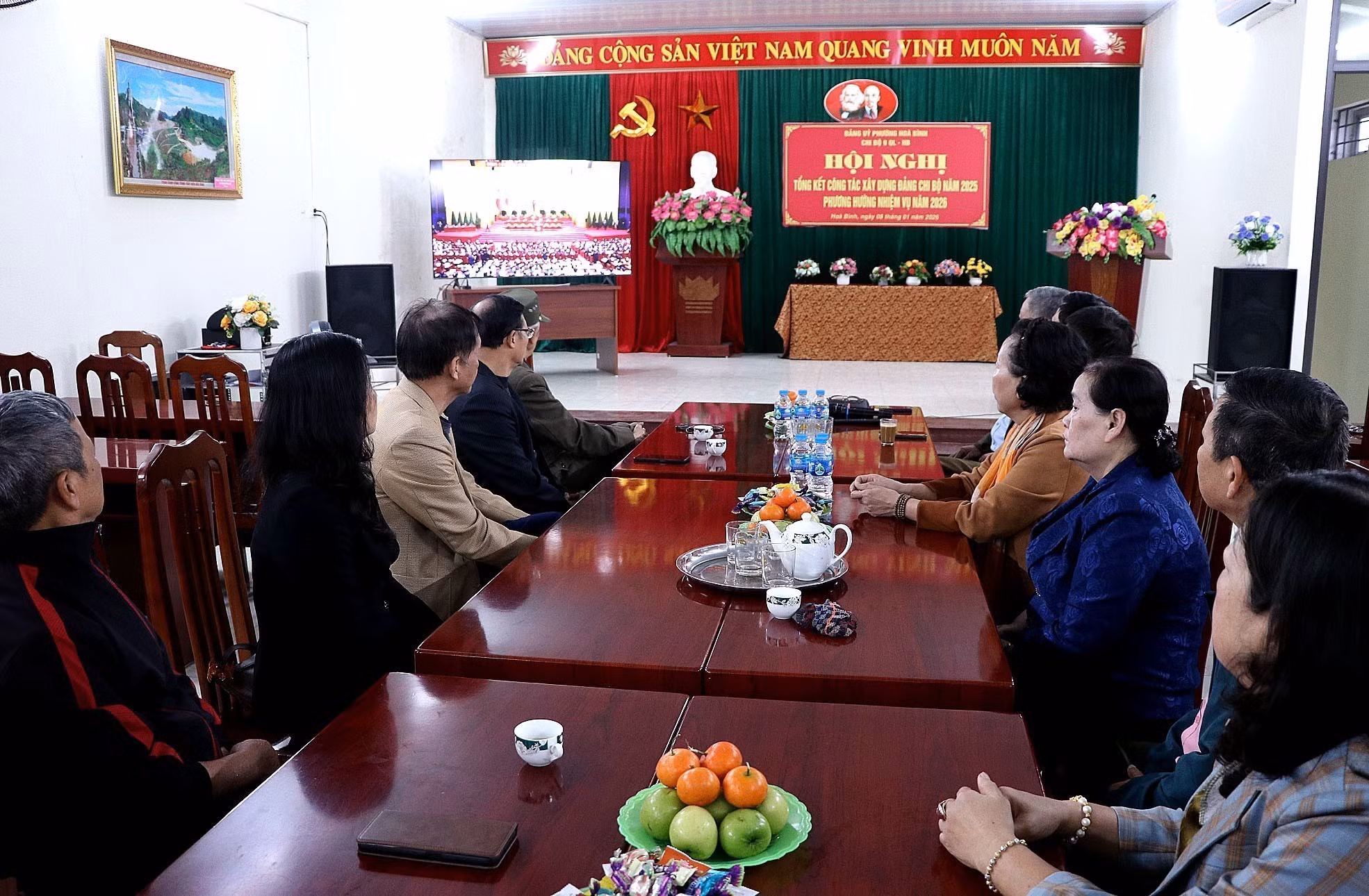 Người dân phường Hòa Bình (Phú Thọ) theo dõi truyền hình trực tiếp phiên khai mạc Đại hội đại biểu toàn quốc lần thứ XIV của Đảng.