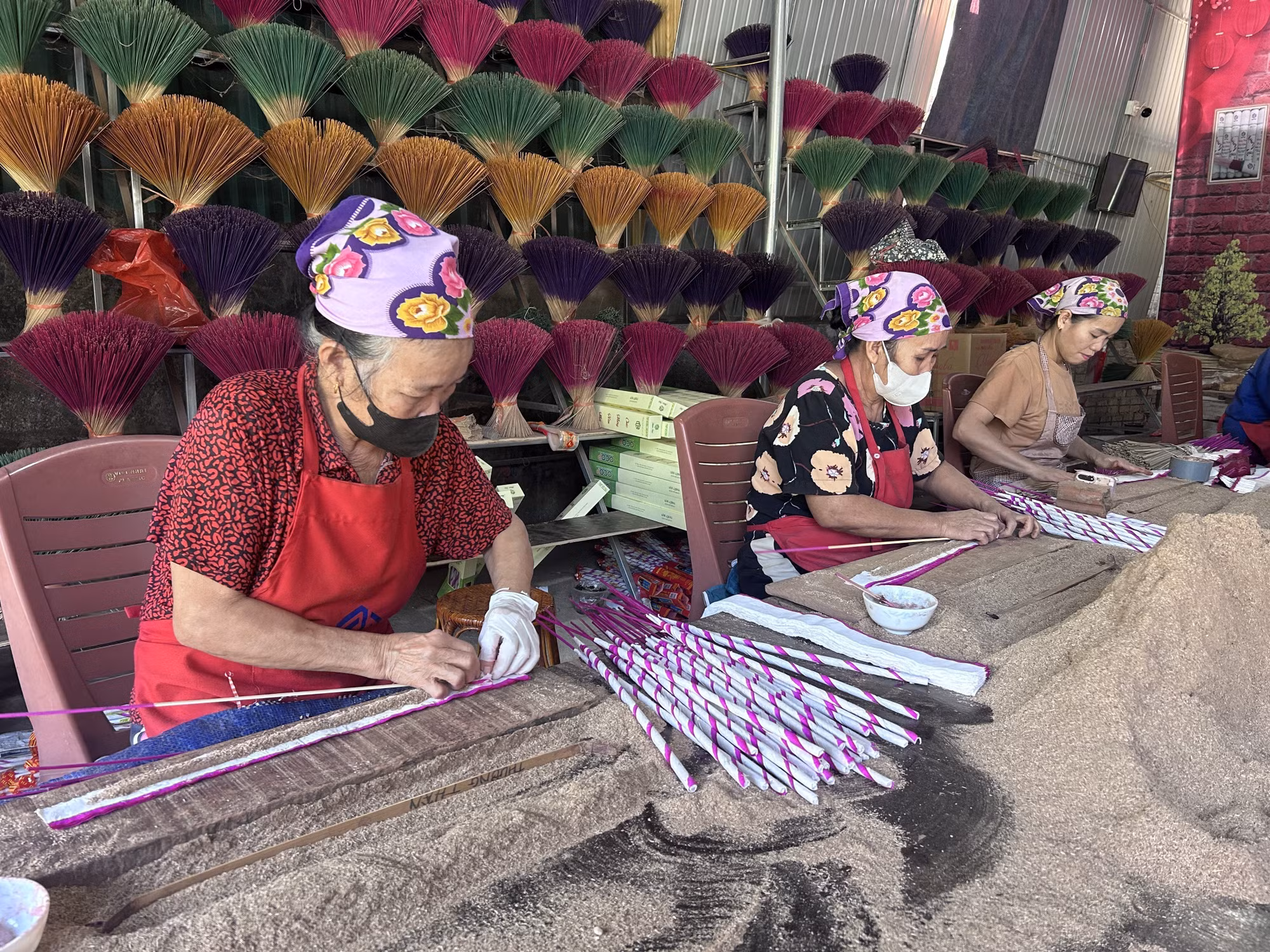 Mô hình trồng cây rễ hương bản địa cung cấp nguyên liệu cho người dân địa phương làm hương trầm truyền thống tại xã Quỳ Châu mang lại hiệu quả cao.