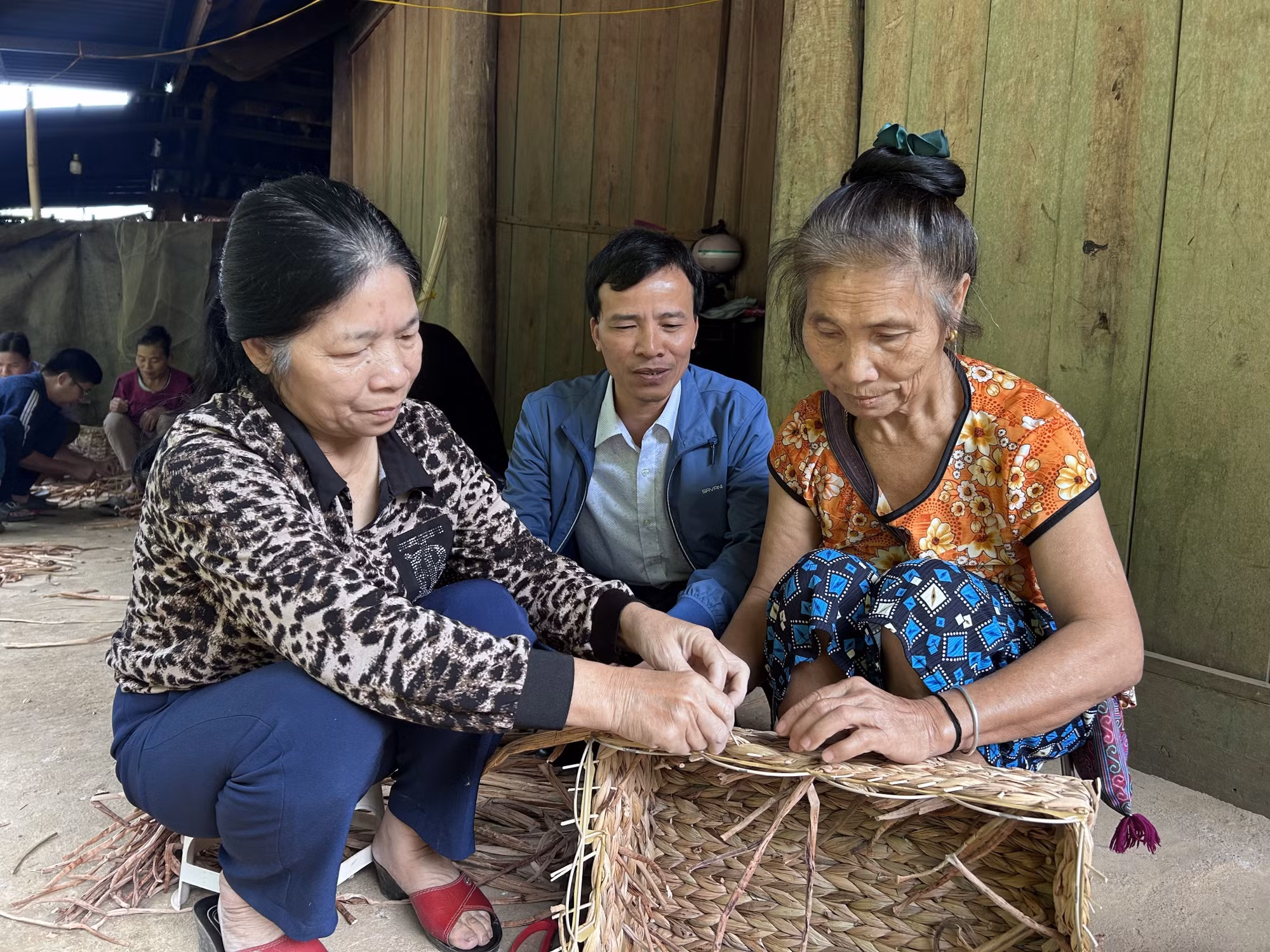 Mô hình giảm nghèo bằng nghề đan bèo tây ở xã Yên Na đang là một sinh kế hiệu quả.