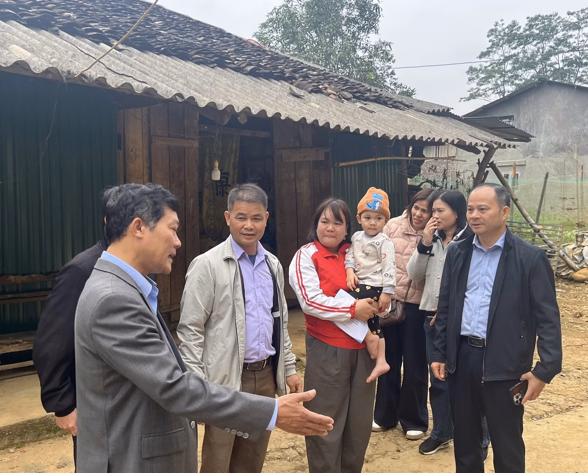 Thăm hỏi, động viên người dân bị ảnh hưởng do thiên tai tại xã Cần Yên.